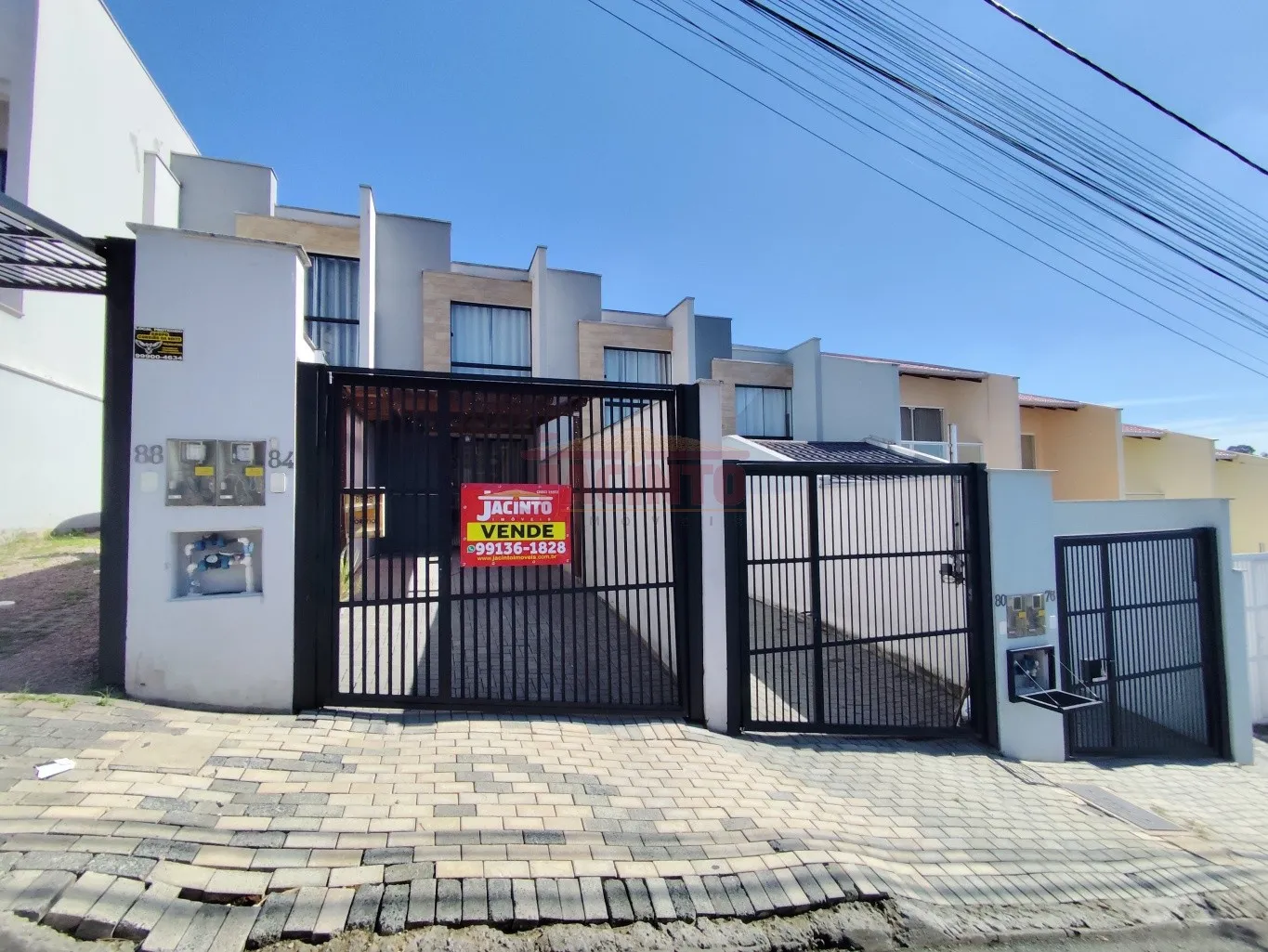 Sobrado com 2 dormitórios, cozinha com móveis sob medida, 2 banheiros, churrasqueira, 2 vagas de garagem, no bairro Fortaleza. - foto 1