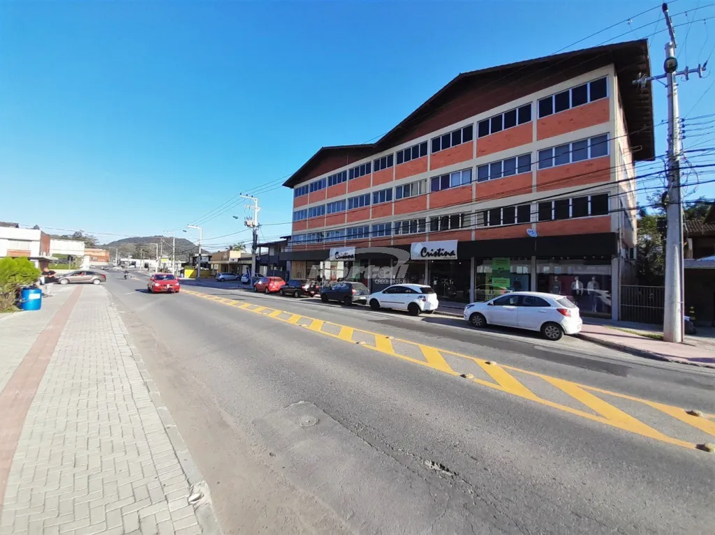 Sala ampla comercial disponível para locação no bairro Itoupava Norte, em Blumenau. - foto 1