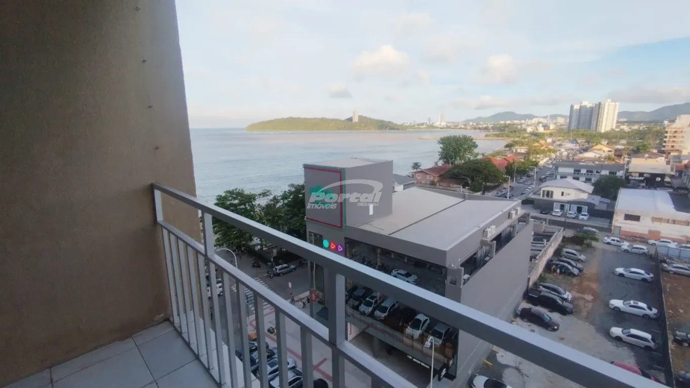 Apartamento com 03 dormitórios sendo 01 suíte e dependência de empregada, no Centro de Baln. Piçarras, a 20m da praia! — foto 3