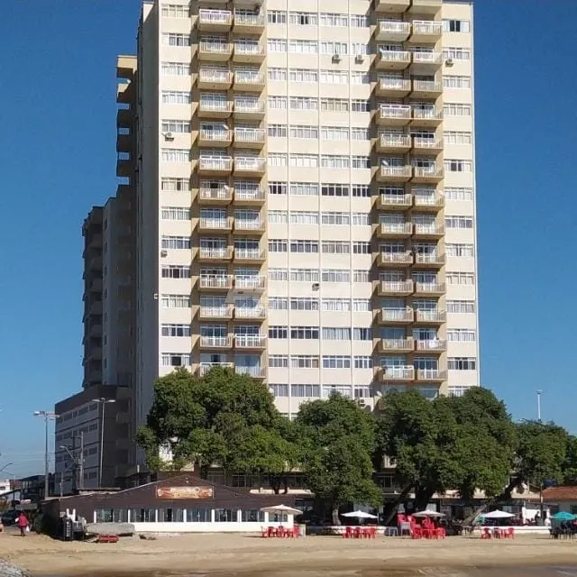 Apartamento com 03 dormitórios sendo 01 suíte e dependência de empregada, no Centro de Baln. Piçarras, a 20m da praia! - foto 1