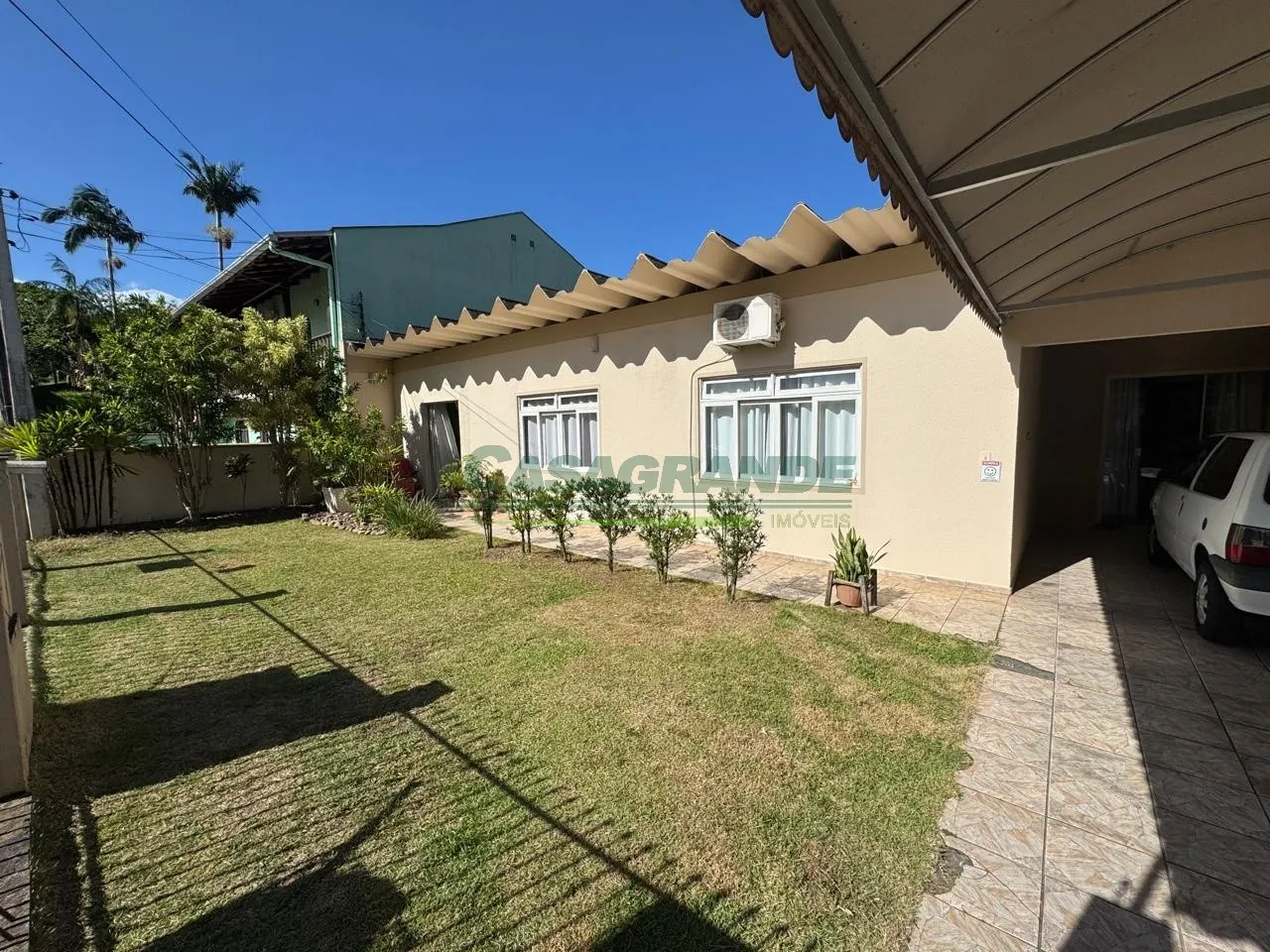 Residência térrea com amplo terreno, localizada no bairro Água Verde. - foto 1