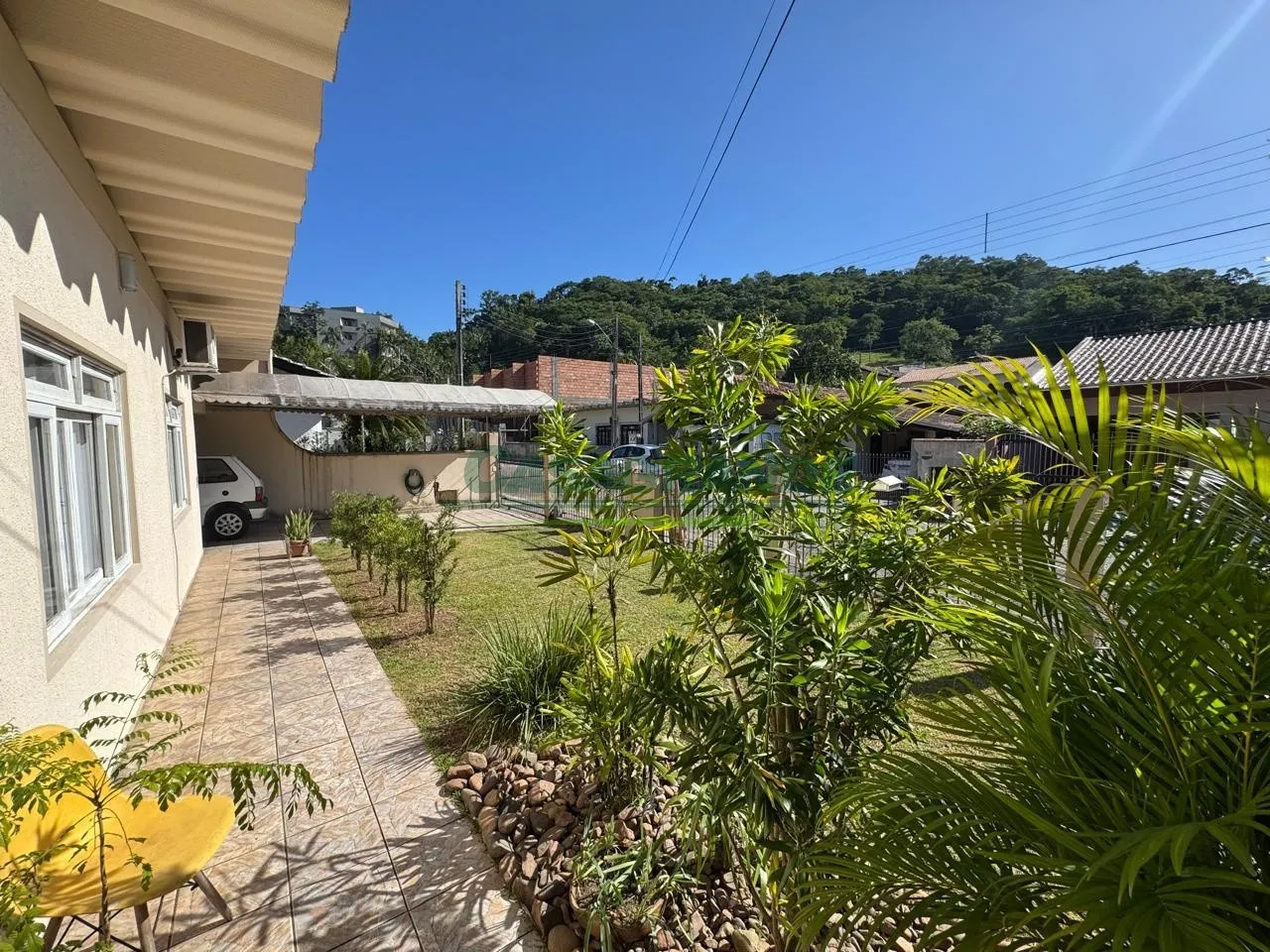Residência térrea com amplo terreno, localizada no bairro Água Verde. — foto 2