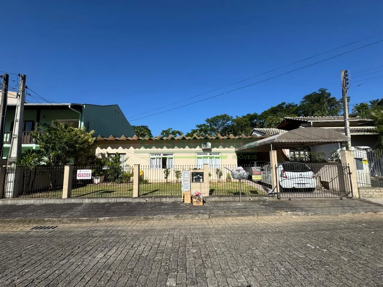 Residência térrea com amplo terreno, localizada no bairro Água Verde. — foto 3