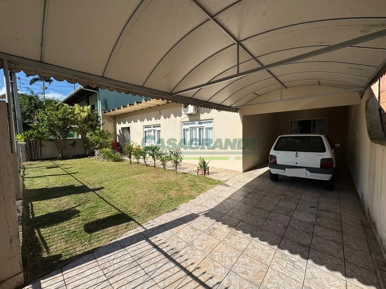 Residência térrea com amplo terreno, localizada no bairro Água Verde. — foto 4