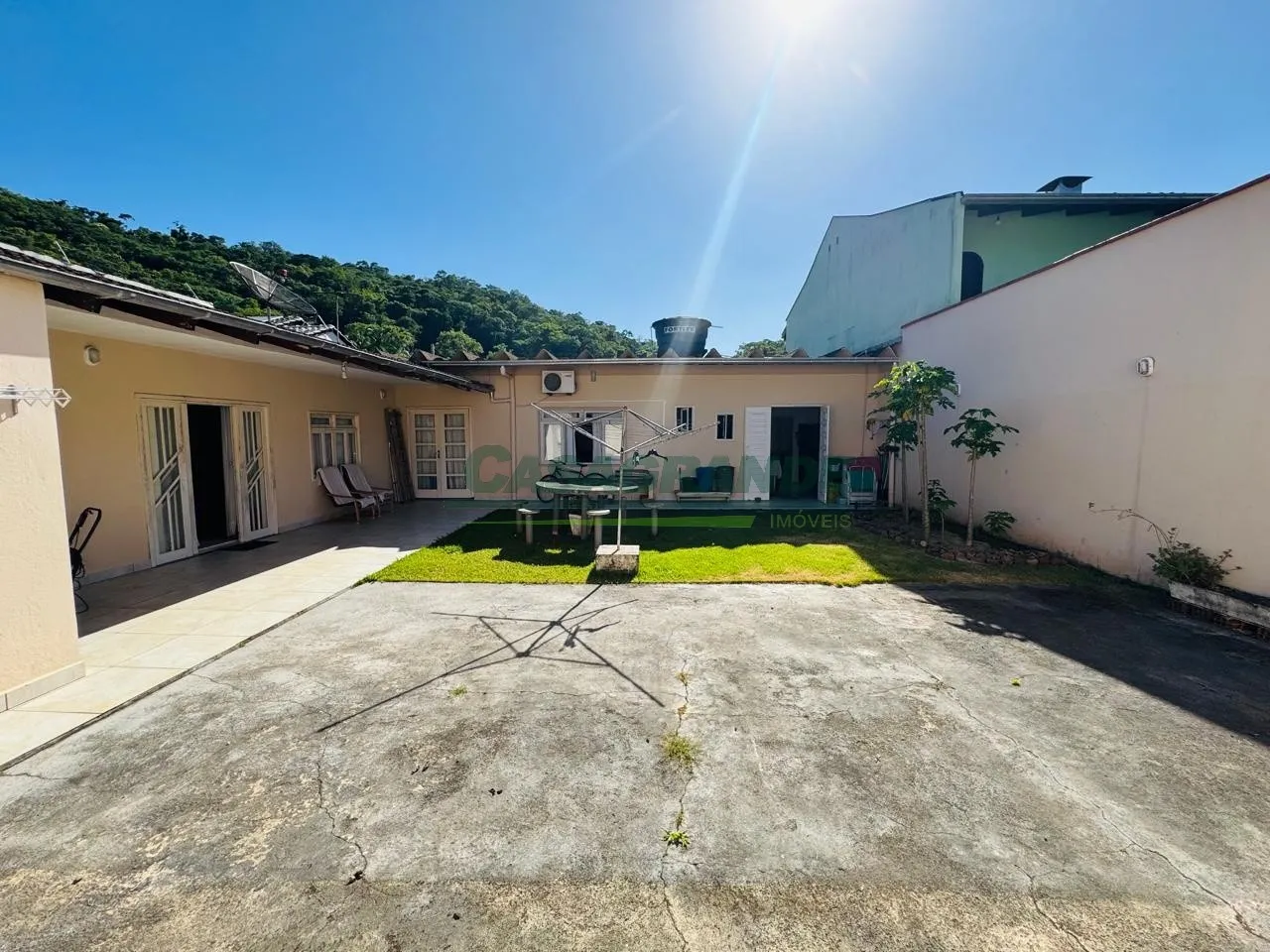 Residência térrea com amplo terreno, localizada no bairro Água Verde. — foto 5