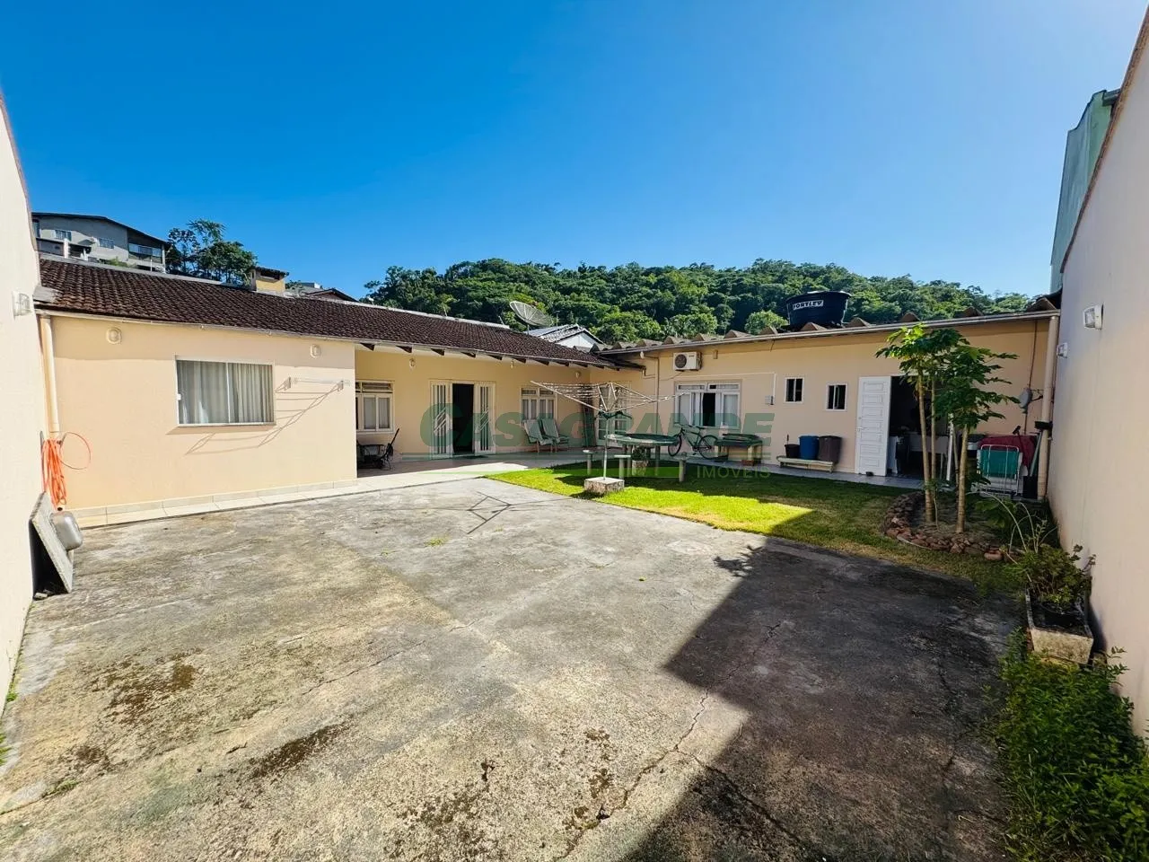 Residência térrea com amplo terreno, localizada no bairro Água Verde. — foto 6