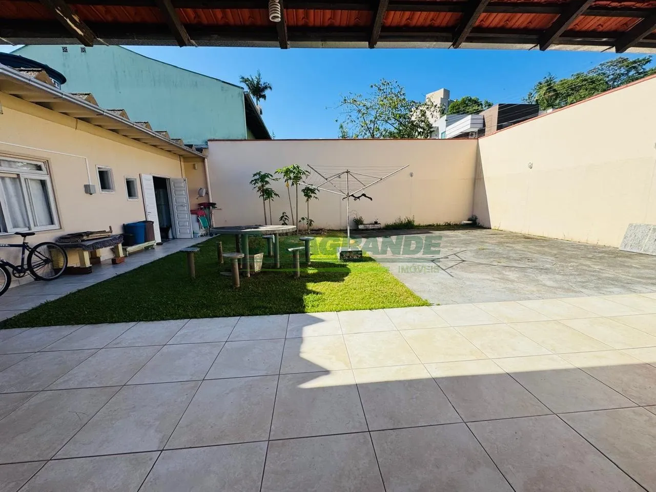 Residência térrea com amplo terreno, localizada no bairro Água Verde. — foto 7