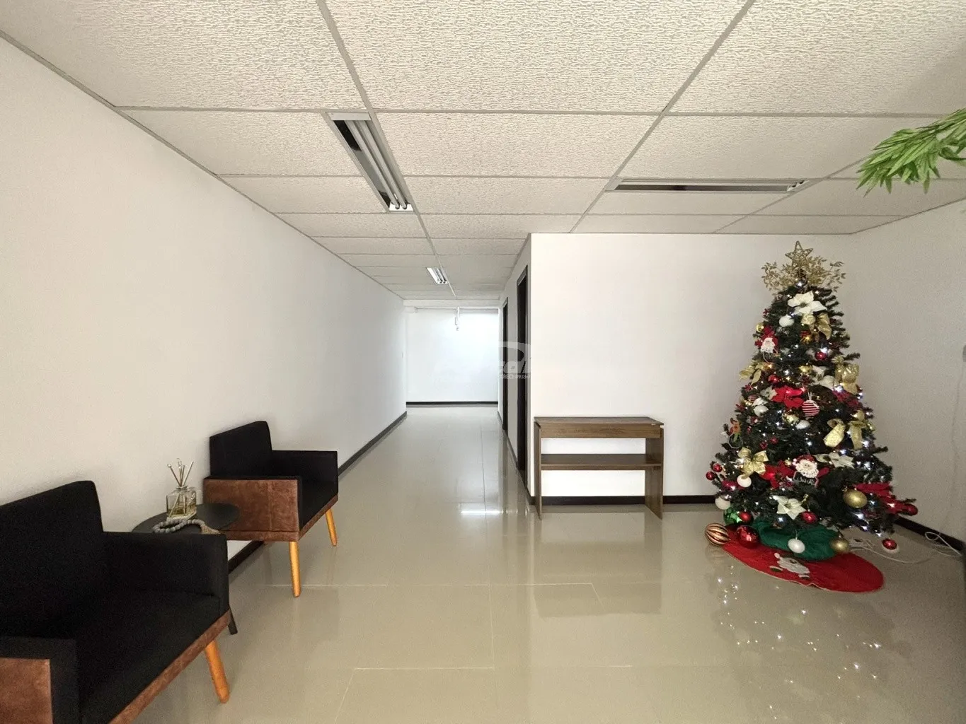 Oportunidade comercial! Loja com 50m, 01 banheiro exclusivo da sala, amplo espaço de estacionamento rotativo para funcionarios e clientes. — foto 4