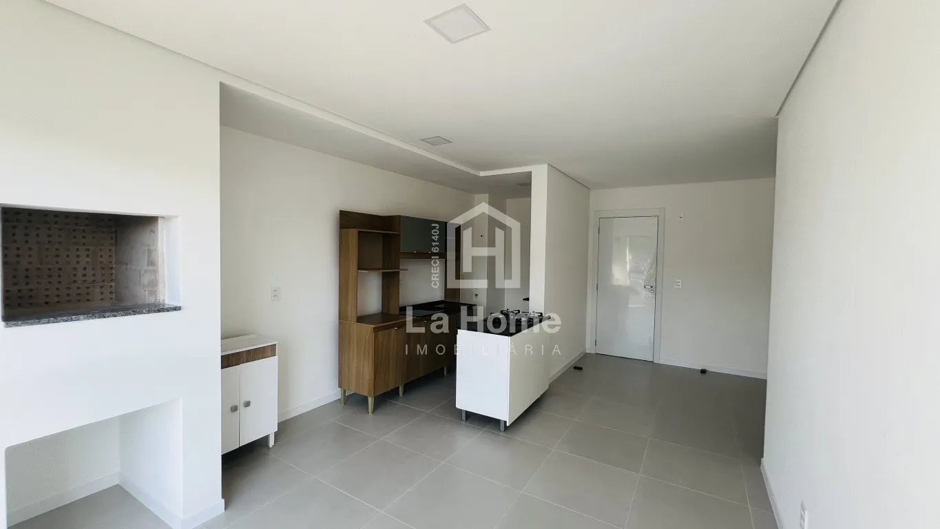 Apartamento novo com 02 dormitórios sendo 01 suíte e 02 vagas de garagem para locação em Blumenau, a poucos minutos do Parque Ramiro. — foto 4