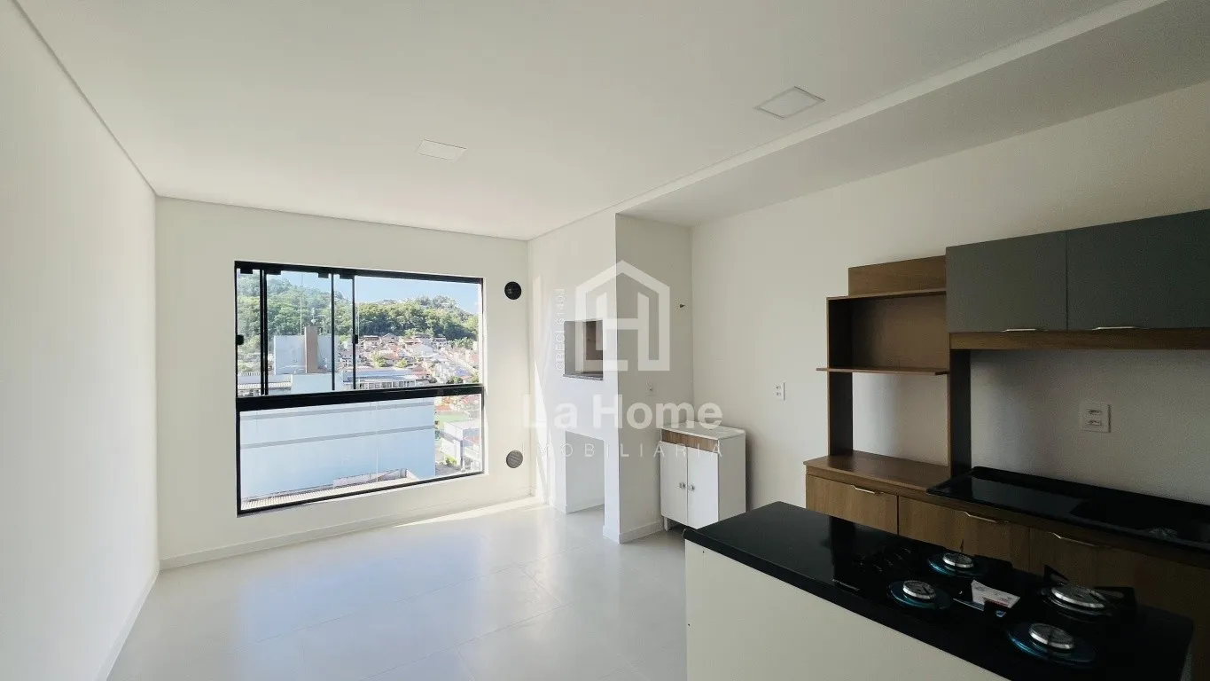 Apartamento novo com 02 dormitórios sendo 01 suíte e 02 vagas de garagem para locação em Blumenau, a poucos minutos do Parque Ramiro. — foto 3