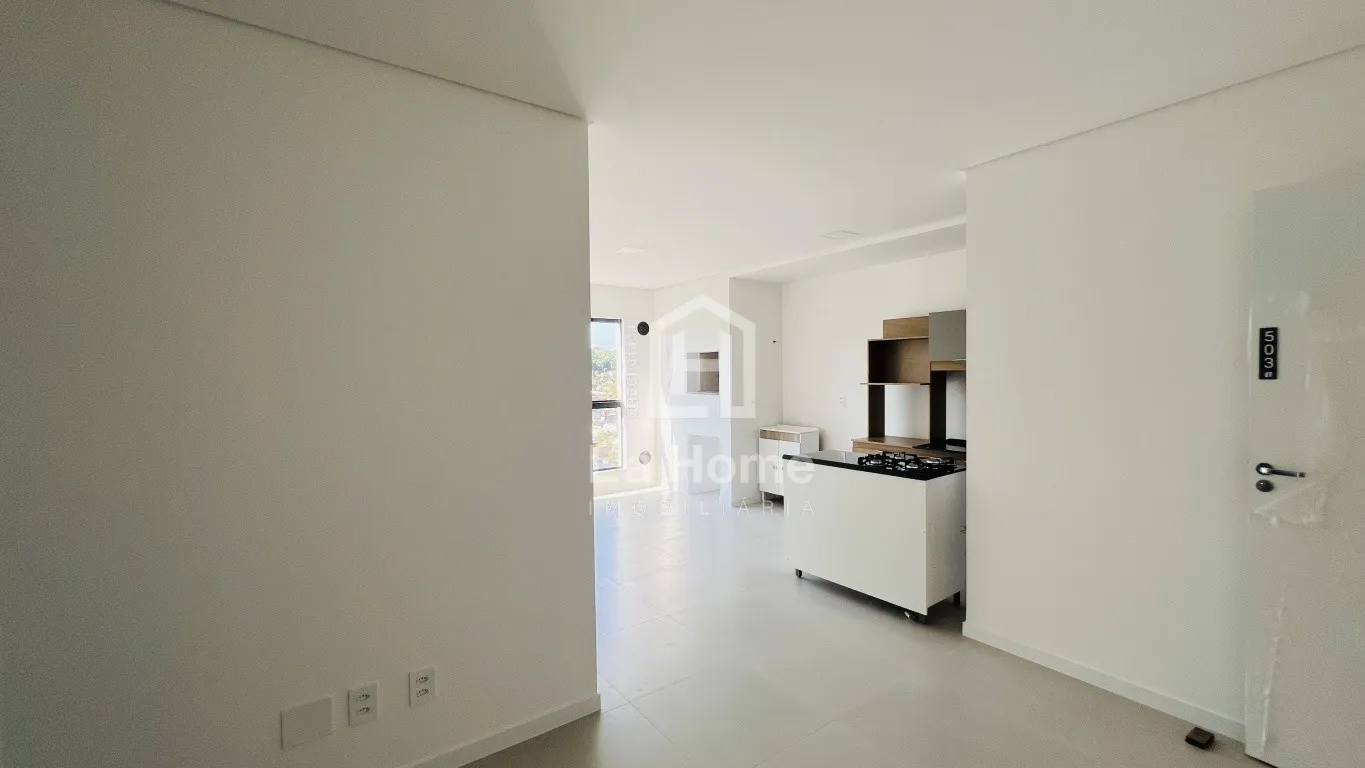 Apartamento novo com 02 dormitórios sendo 01 suíte e 02 vagas de garagem para locação em Blumenau, a poucos minutos do Parque Ramiro. — foto 7