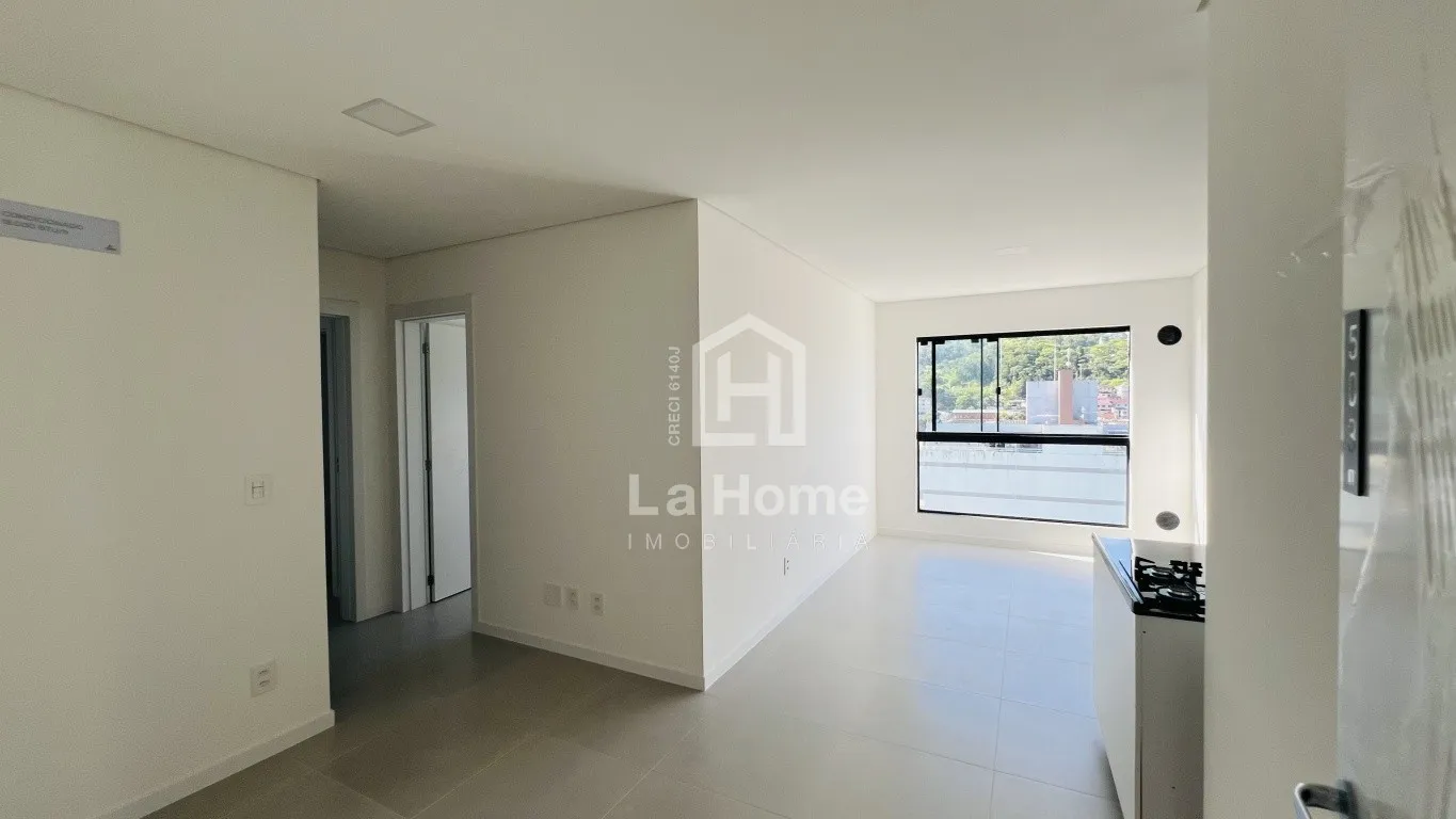 Apartamento novo com 02 dormitórios sendo 01 suíte e 02 vagas de garagem para locação em Blumenau, a poucos minutos do Parque Ramiro. — foto 2