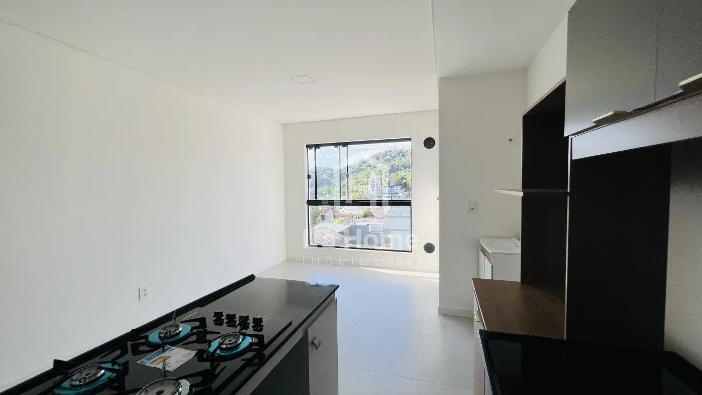 Apartamento novo com 02 dormitórios sendo 01 suíte e 02 vagas de garagem para locação em Blumenau, a poucos minutos do Parque Ramiro. — foto 6