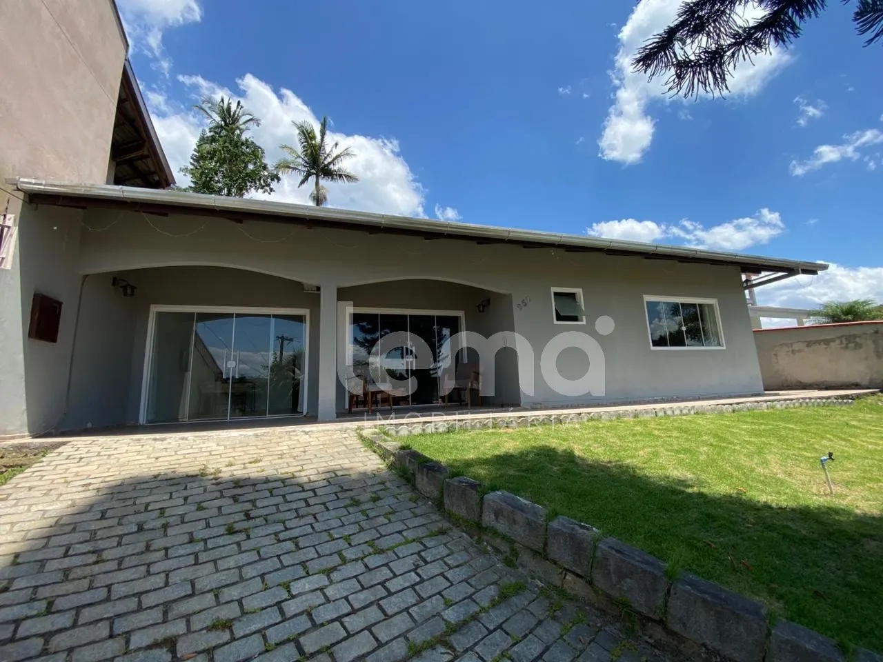 Casa térrea com 3 dormitórios sendo 1 suíte, no bairro Fortaleza, em Blumenau. - foto 1