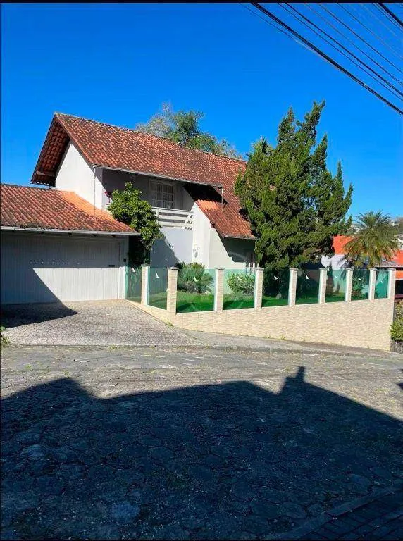 Casa com 3 dormitórios para alugar, 250 m por R$ 7.575,00/mês - Água Verde - Blumenau/SC - foto 1