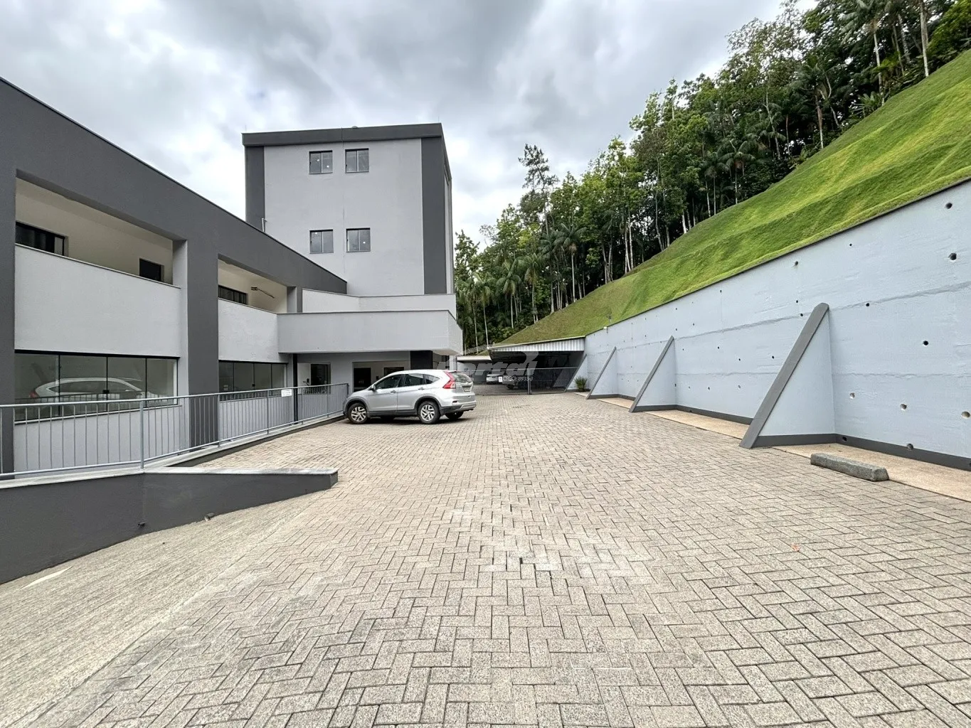 Oportunidade comercial! Loja com 50m, 01 banheiro exclusivo da sala, amplo espaço de estacionamento rotativo para funcionarios e clientes. — foto 2