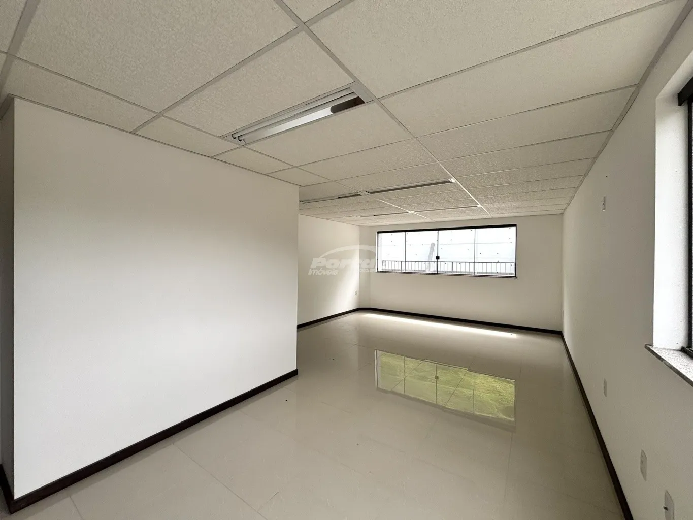 Oportunidade comercial! Loja com 50m, 01 banheiro exclusivo da sala, amplo espaço de estacionamento rotativo para funcionarios e clientes. — foto 5