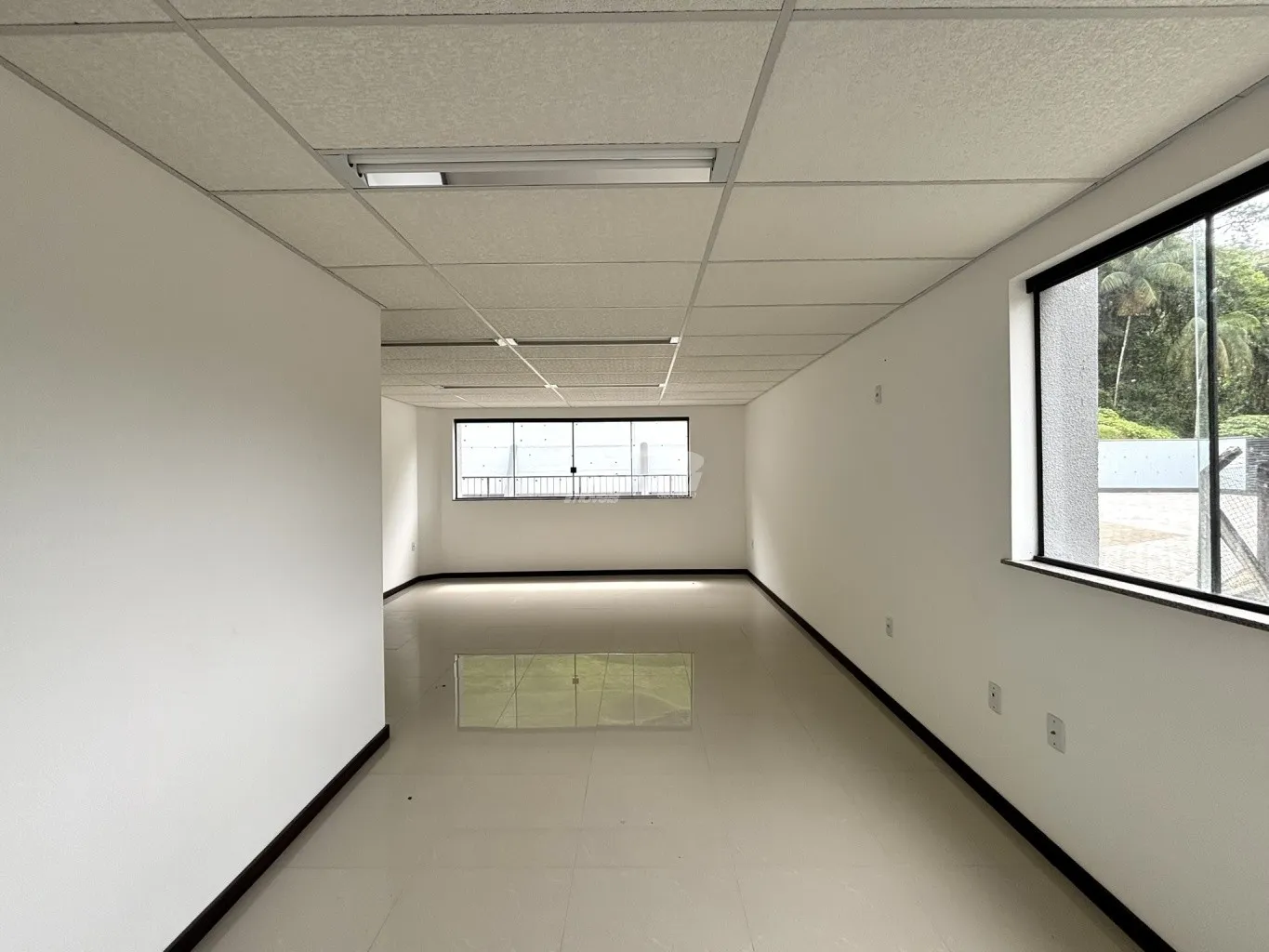 Oportunidade comercial! Loja com 50m, 01 banheiro exclusivo da sala, amplo espaço de estacionamento rotativo para funcionarios e clientes. — foto 6