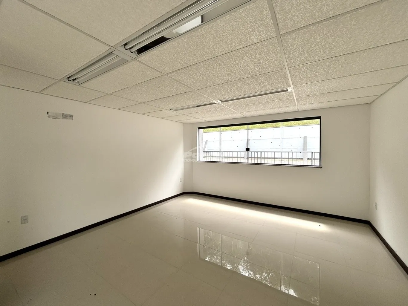 Oportunidade comercial! Loja com 50m, 01 banheiro exclusivo da sala, amplo espaço de estacionamento rotativo para funcionarios e clientes. — foto 7