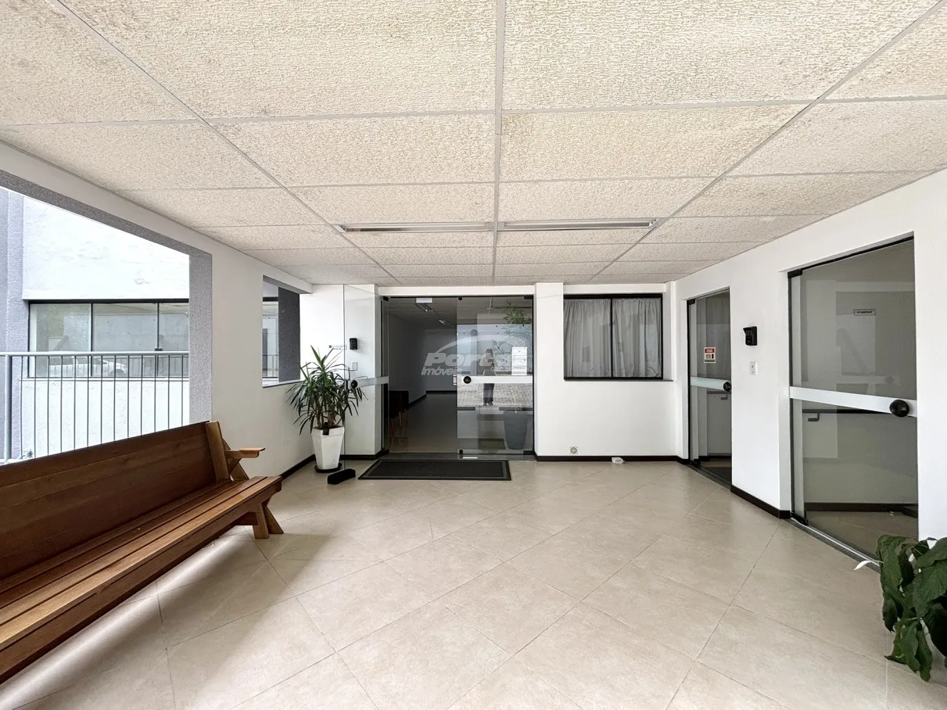 Oportunidade comercial! Loja com 50m, 01 banheiro exclusivo da sala, amplo espaço de estacionamento rotativo para funcionarios e clientes. — foto 3