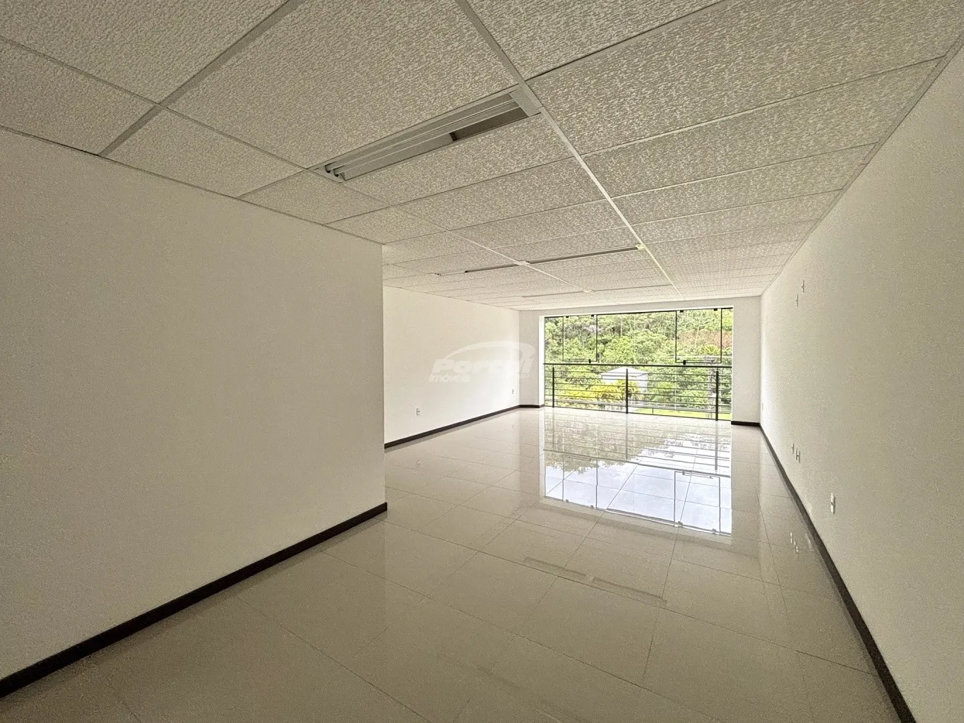 Oportunidade comercial! Loja com 50m, 01 banheiro exclusivo da sala, amplo espaço de estacionamento rotativo para funcionarios e clientes. — foto 5