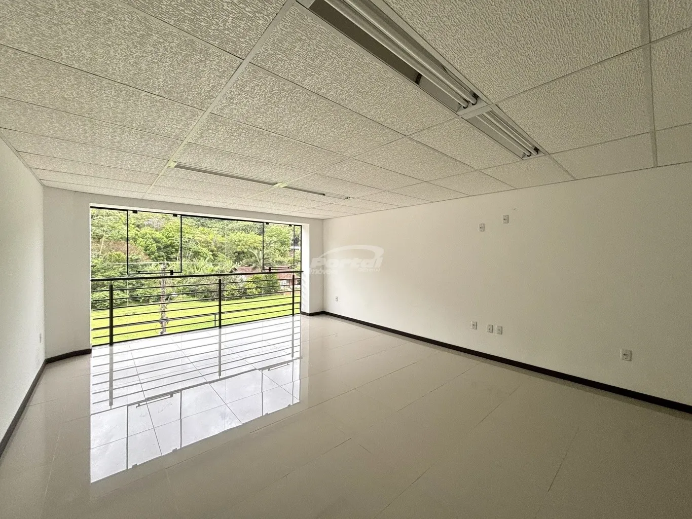 Oportunidade comercial! Loja com 50m, 01 banheiro exclusivo da sala, amplo espaço de estacionamento rotativo para funcionarios e clientes. — foto 6