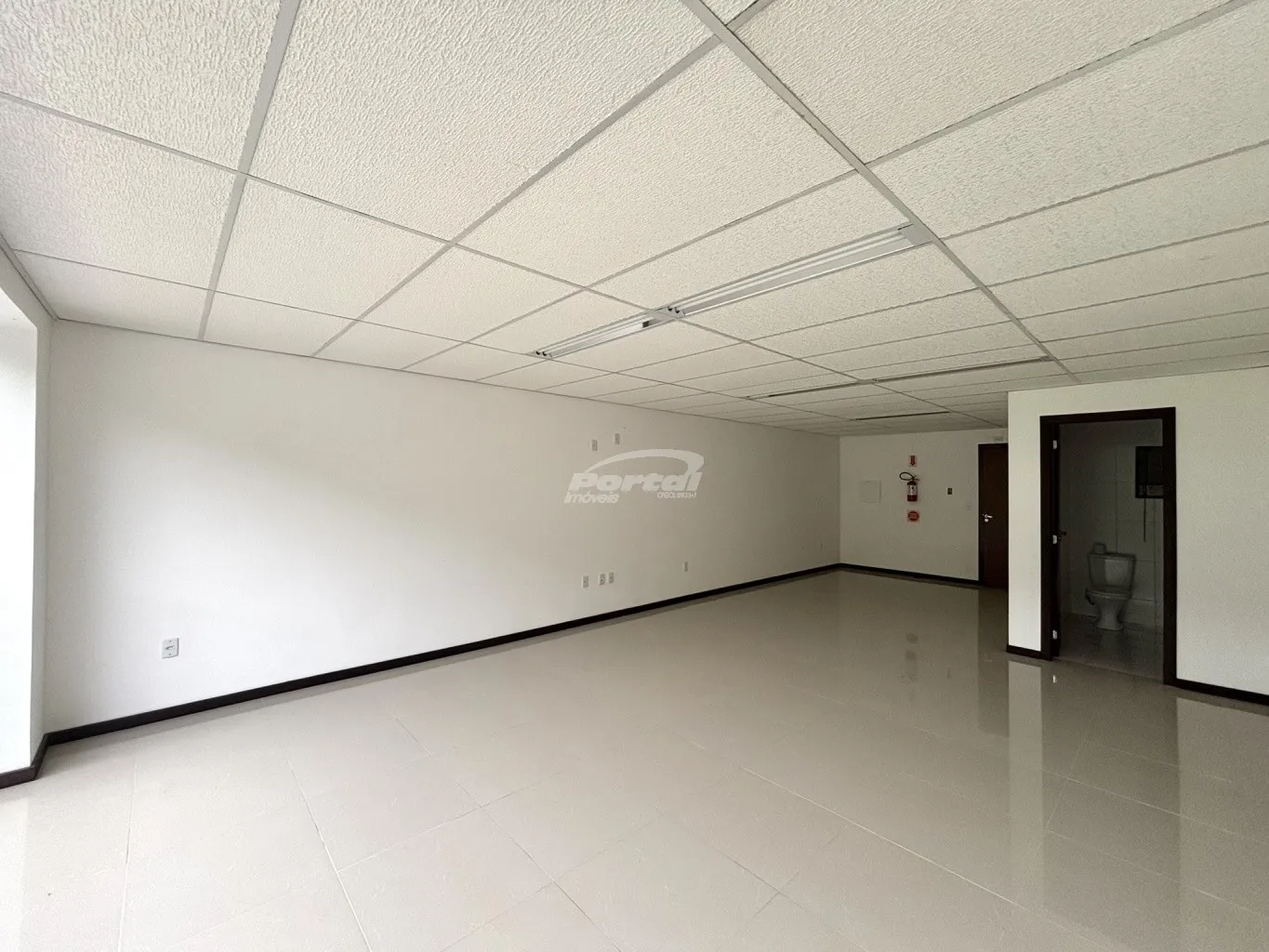 Oportunidade comercial! Loja com 50m, 01 banheiro exclusivo da sala, amplo espaço de estacionamento rotativo para funcionarios e clientes. — foto 7