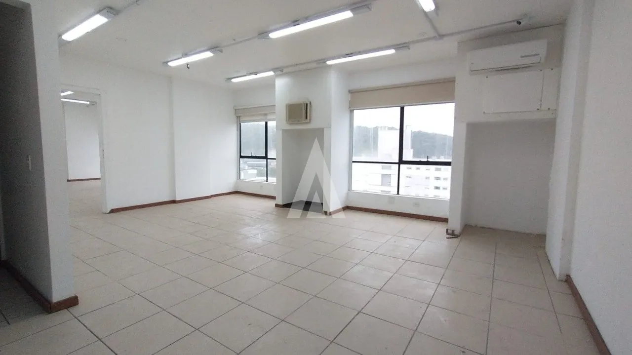 Sala comercial no Edifício Hannover com 74 m à venda no Centro de Joinville-SC por R$ 380.000,00. — foto 2