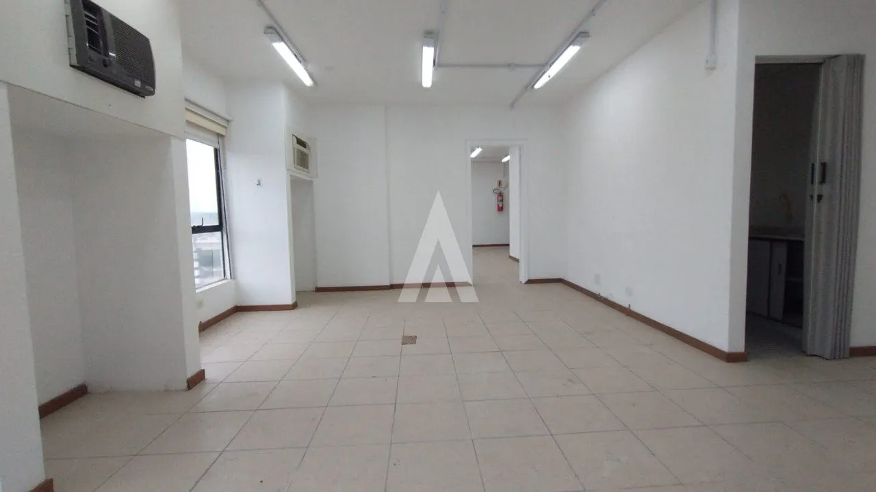 Sala comercial no Edifício Hannover com 74 m à venda no Centro de Joinville-SC por R$ 380.000,00. — foto 4