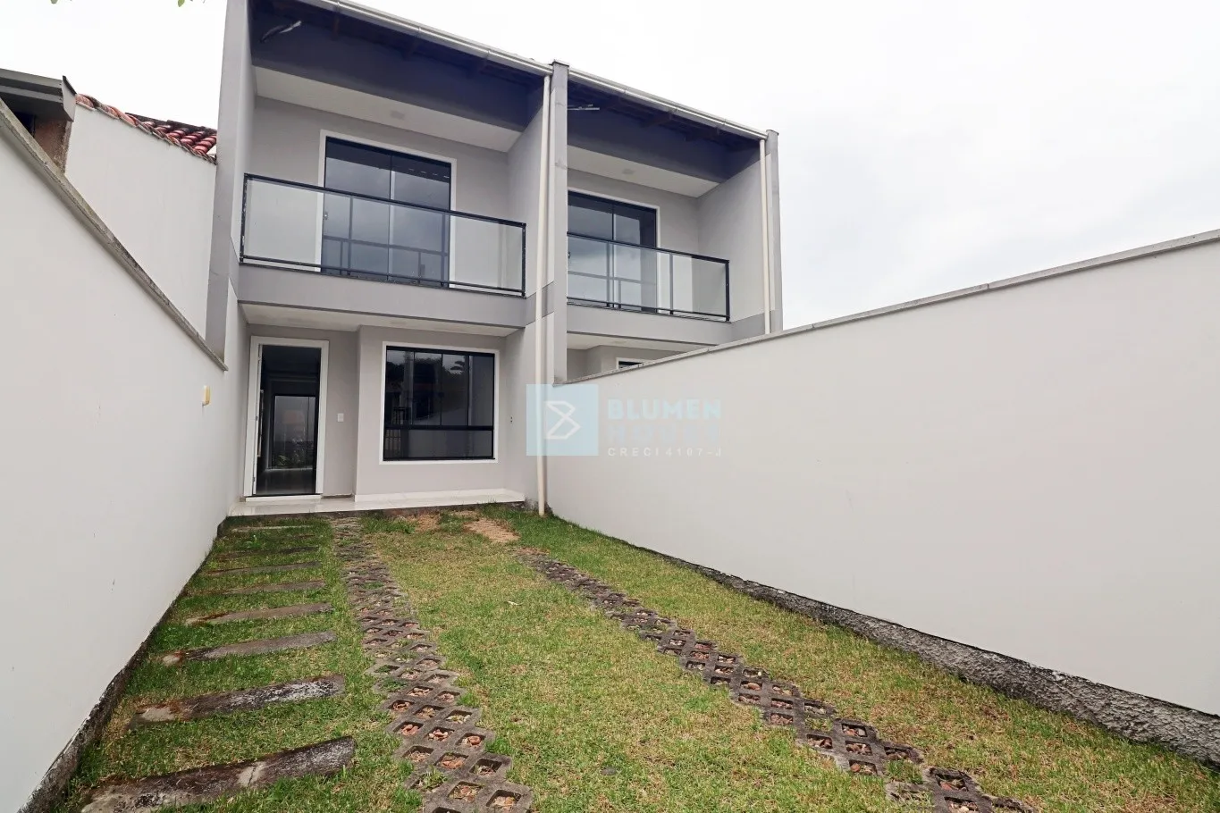 Sobrado com 2 suítes no bairro Passo Manso! - foto 1