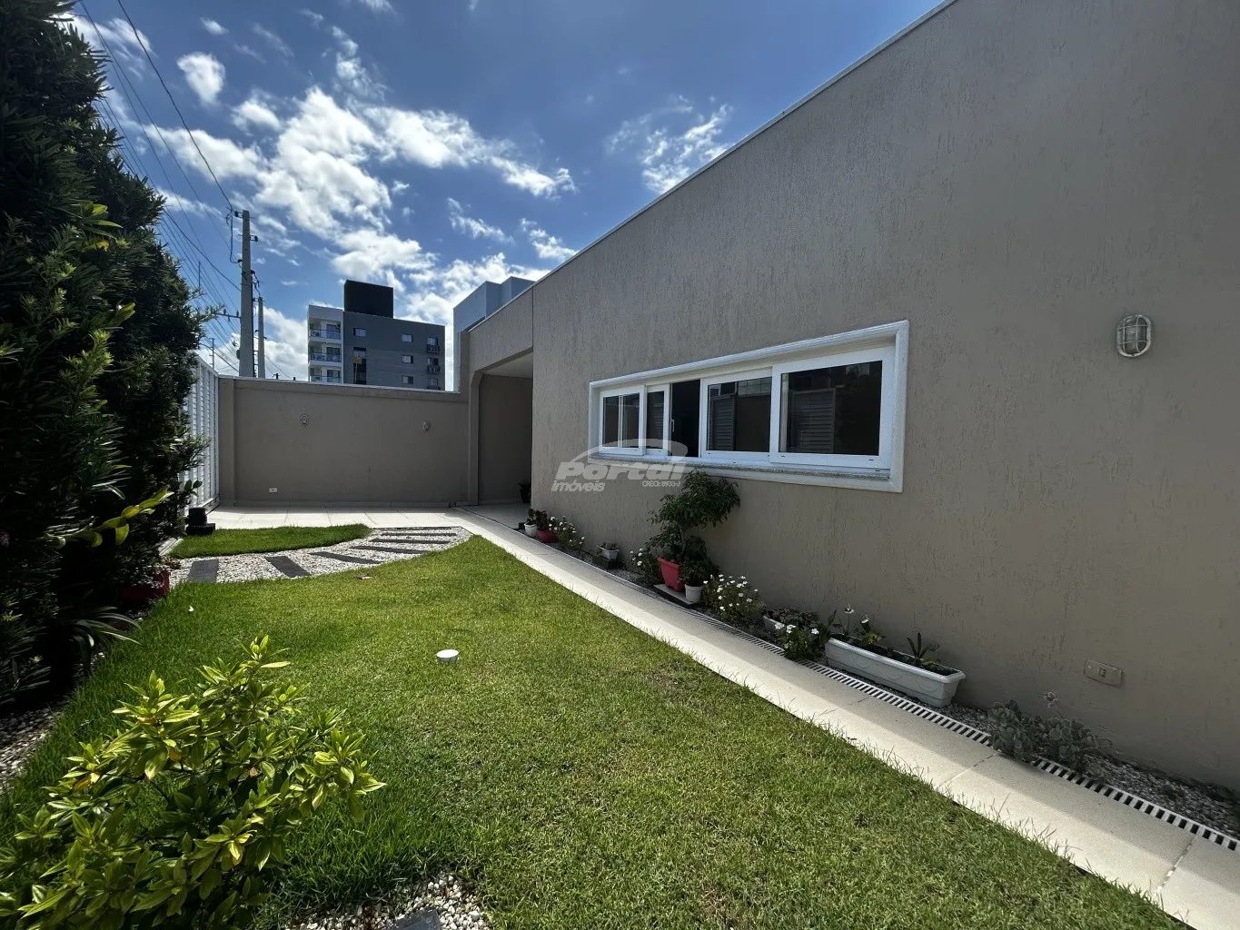 Casa de alto padrão com 3 dormitórios, sendo 1 suíte no bairro centro em Balneário Piçarra/SC (Cód. 22732) - foto 1