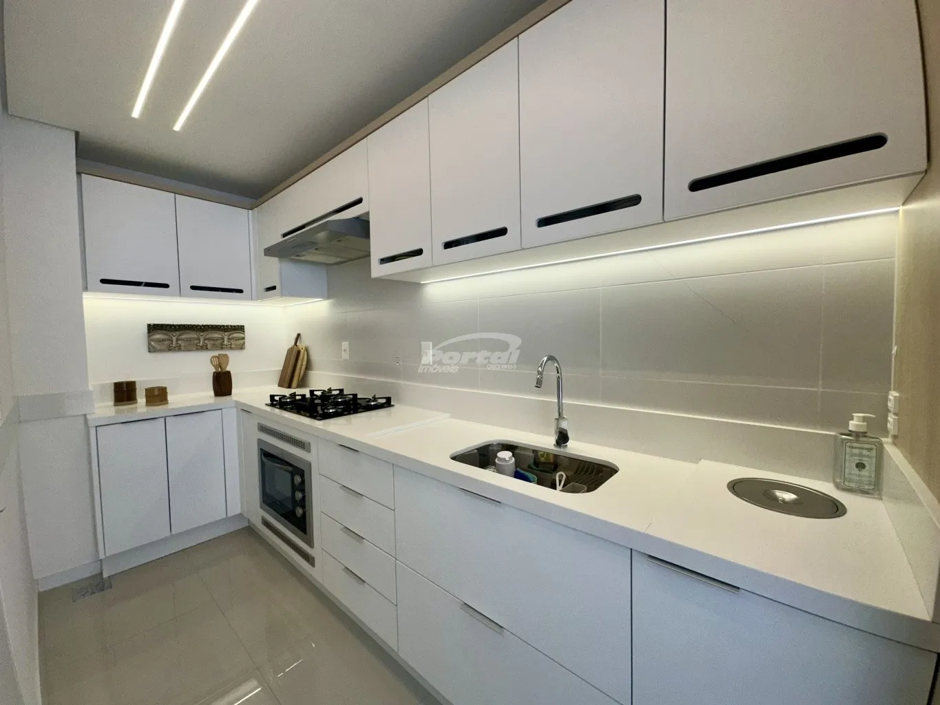 Apartamento novo mobiliado disponível para locação no bairro Itacolomi, em Balneário Piçarras/SC. (Cód. 22748) — foto 7