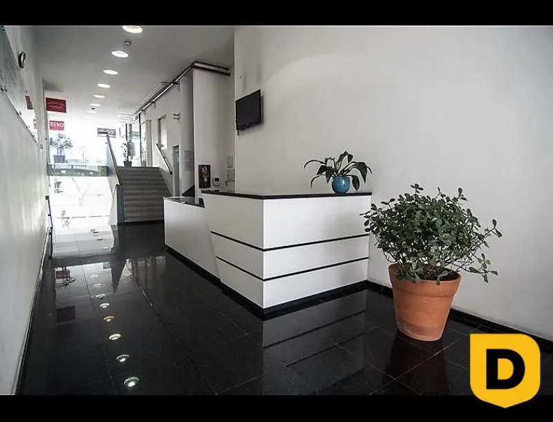 Sala comercial em edifício central, com 29 m, piso cerâmico, aparelho de ar condicionado 10 mil BTUs e ventilador de teto! - foto 1