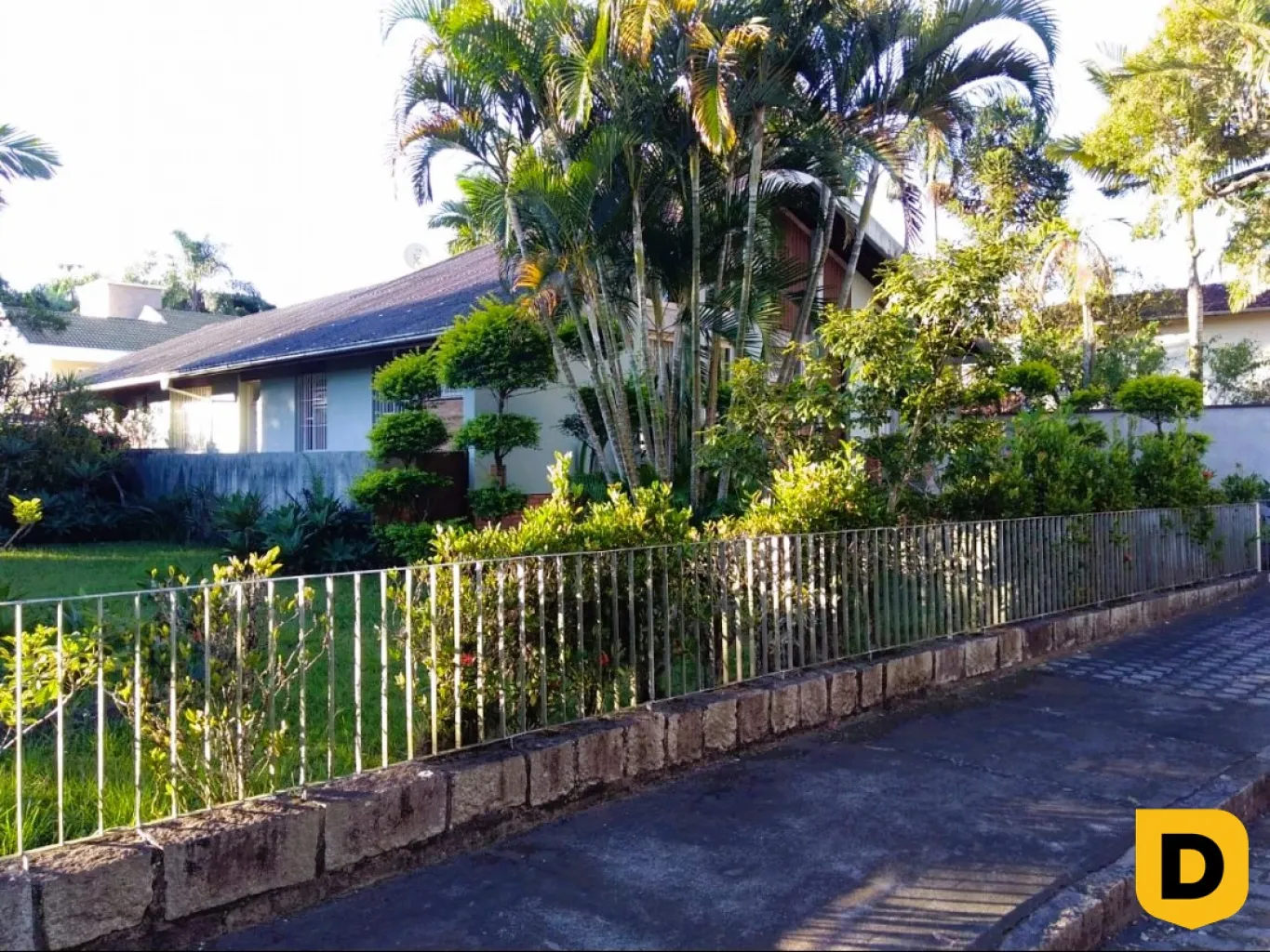 Casa grande com enorme potencial, iluminada e com 2 terrenos! — foto 2