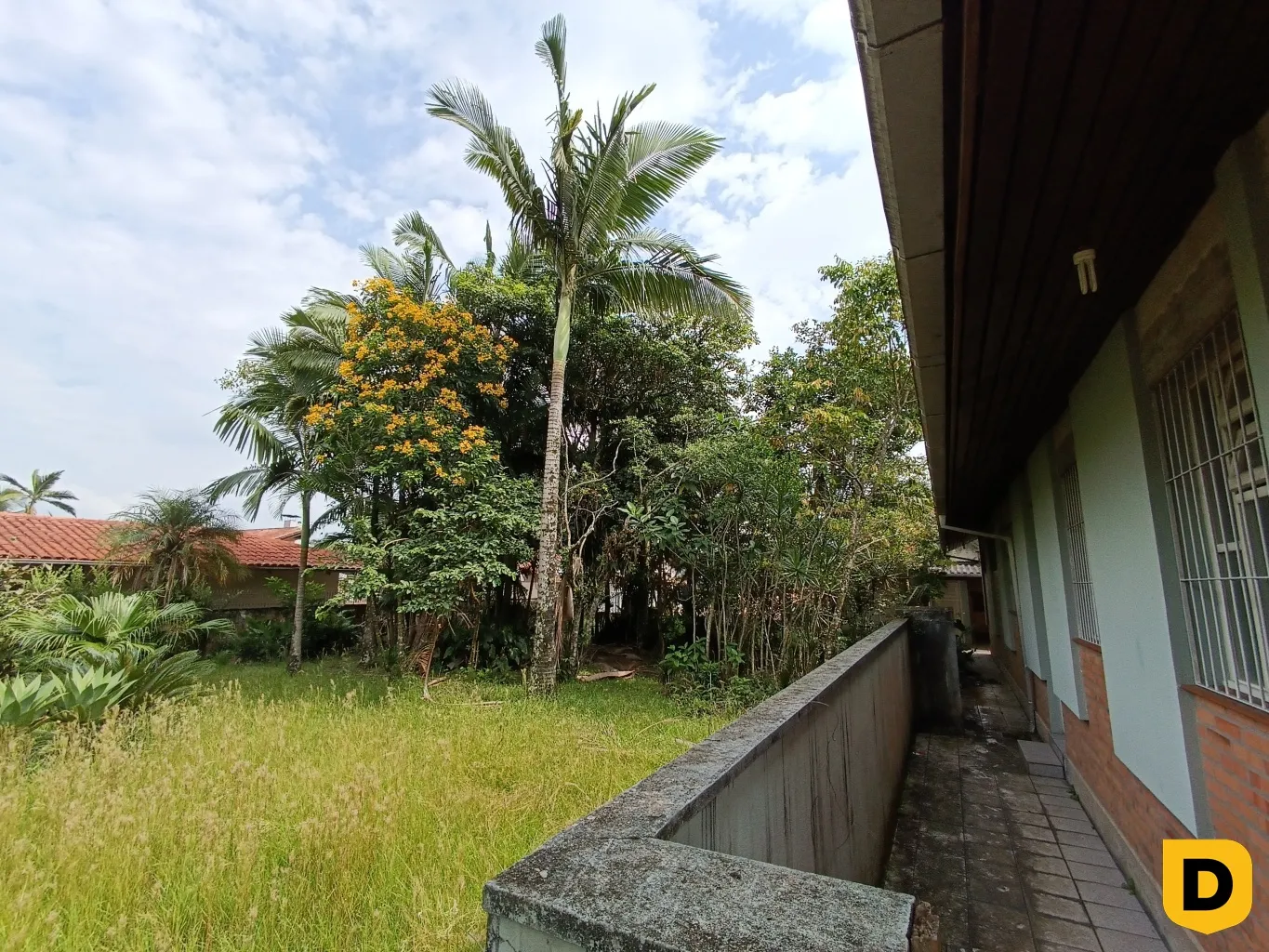 Casa grande com enorme potencial, iluminada e com 2 terrenos! — foto 5
