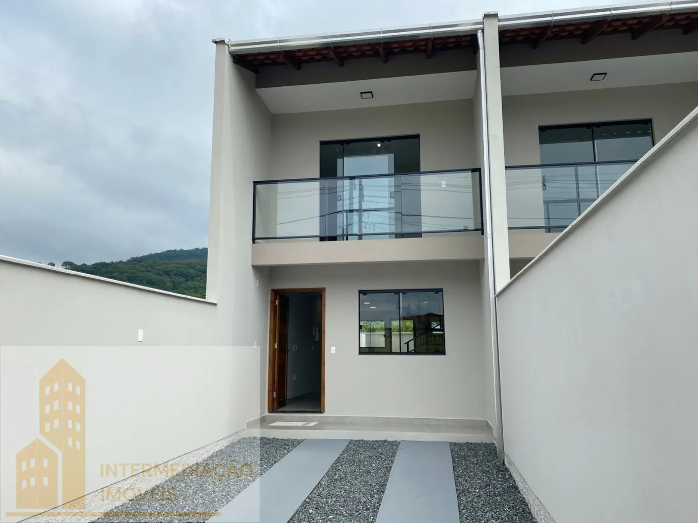 Sobrados novos com 2 quartos e 2 vagas de garagem, em Blumenau. - foto 1