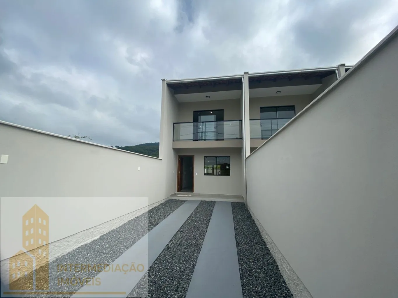 Sobrados novos com 2 quartos e 2 vagas de garagem, em Blumenau. — foto 2