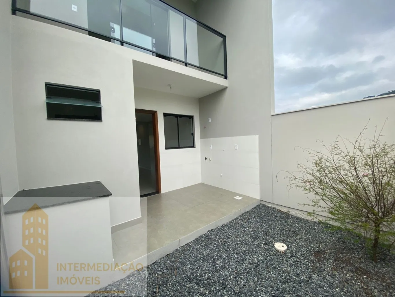 Sobrados novos com 2 quartos e 2 vagas de garagem, em Blumenau. — foto 4