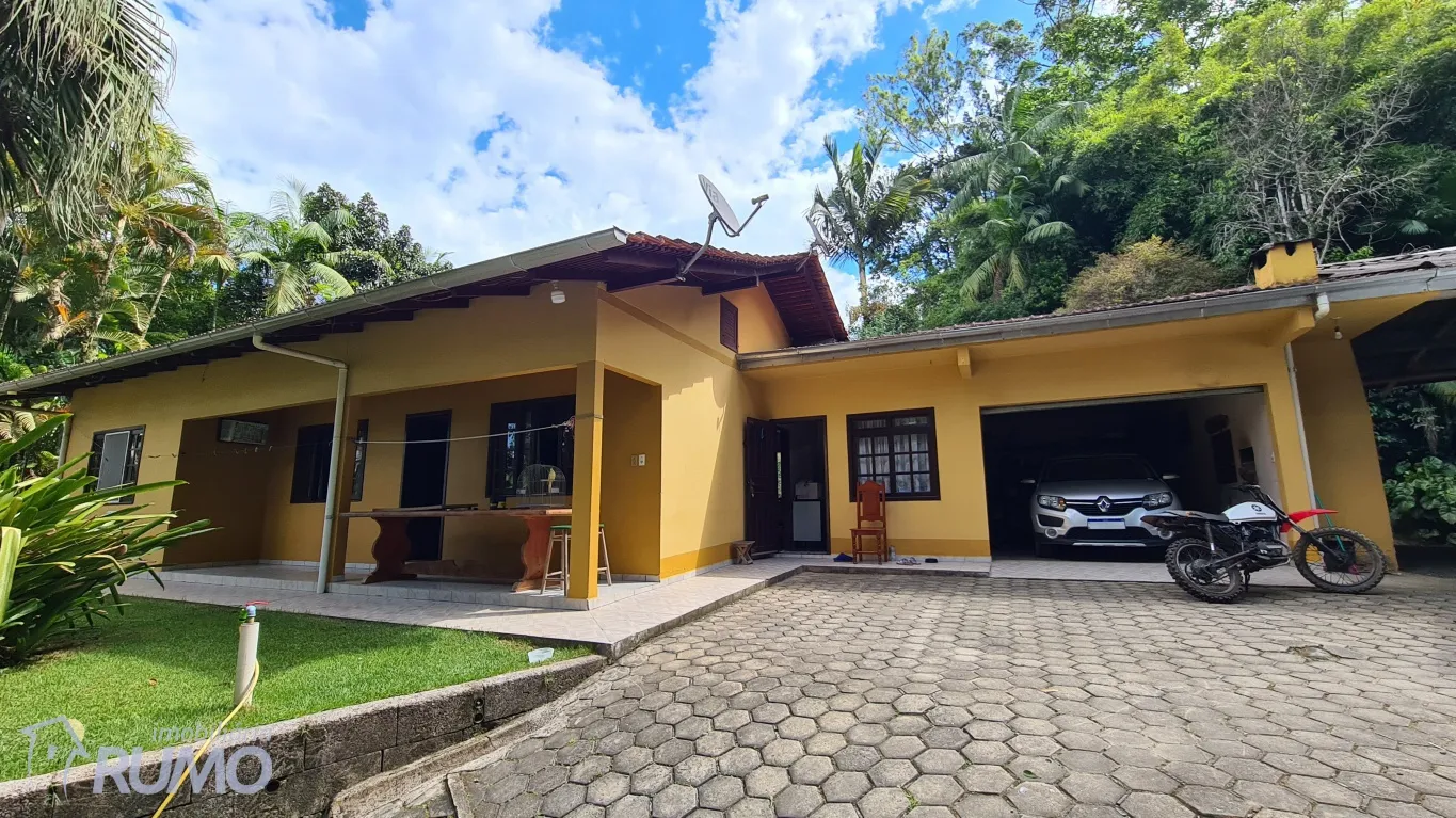 Chácara de 7.500m com duas casas, próximo da BR 470. Excelente opção para quem busca tranquilidade sem abrir mão de uma boa localização! - foto 1