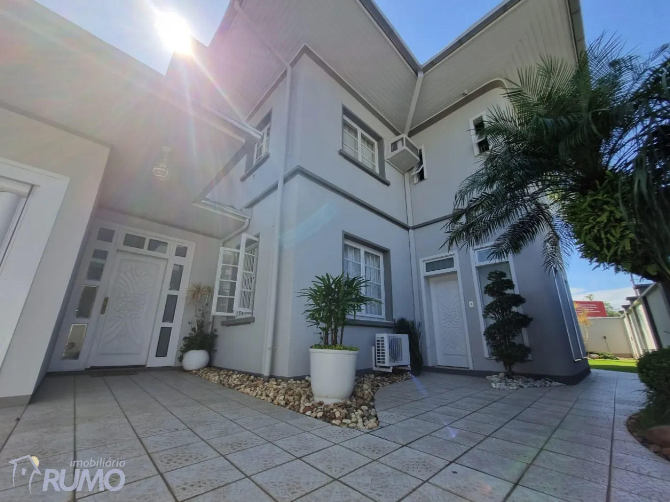 Magnifica casa de alto padrão, que pode ter a finalidade de residência ou um belo ponto comercial. - foto 1