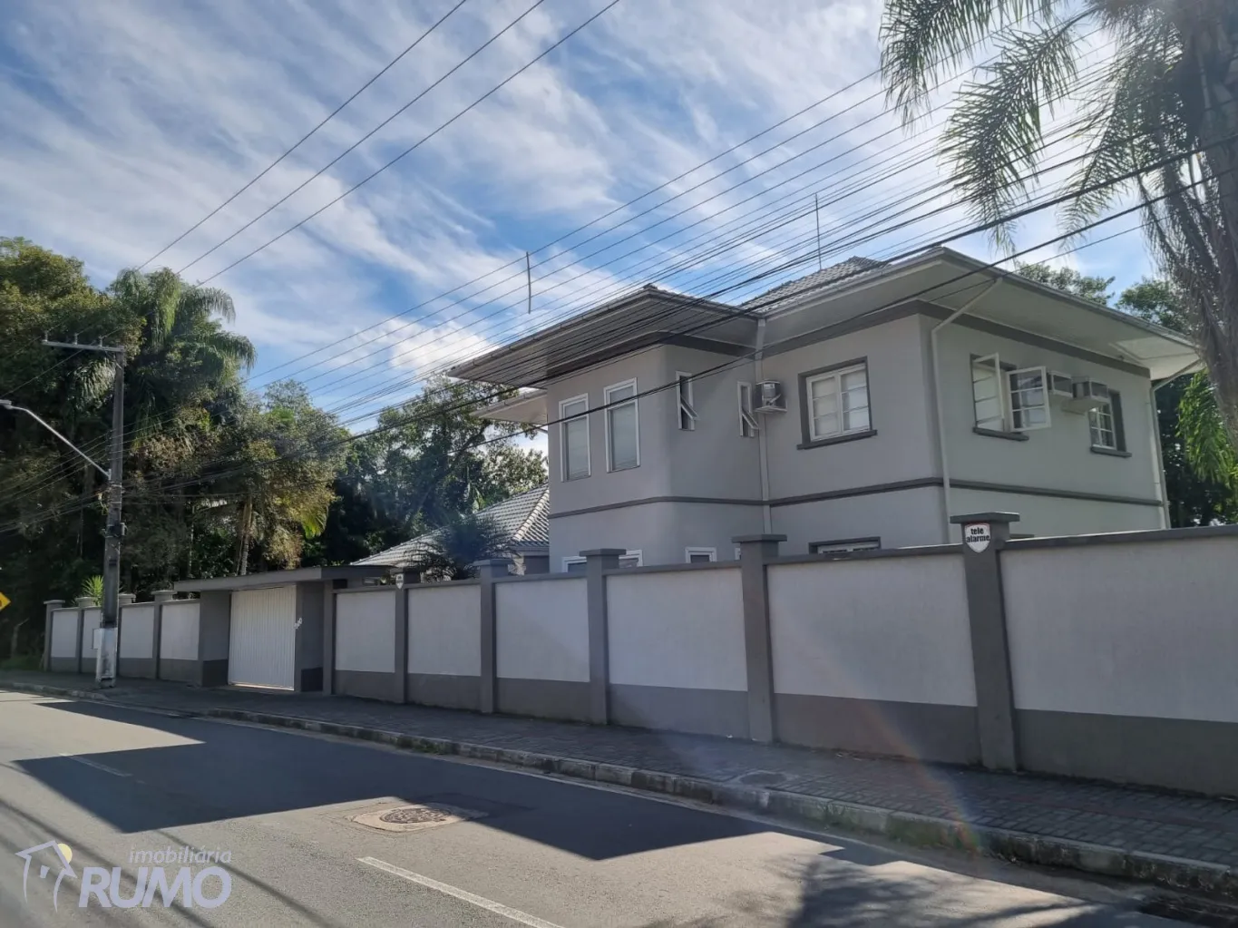 Magnifica casa de alto padrão, que pode ter a finalidade de residência ou um belo ponto comercial. — foto 2