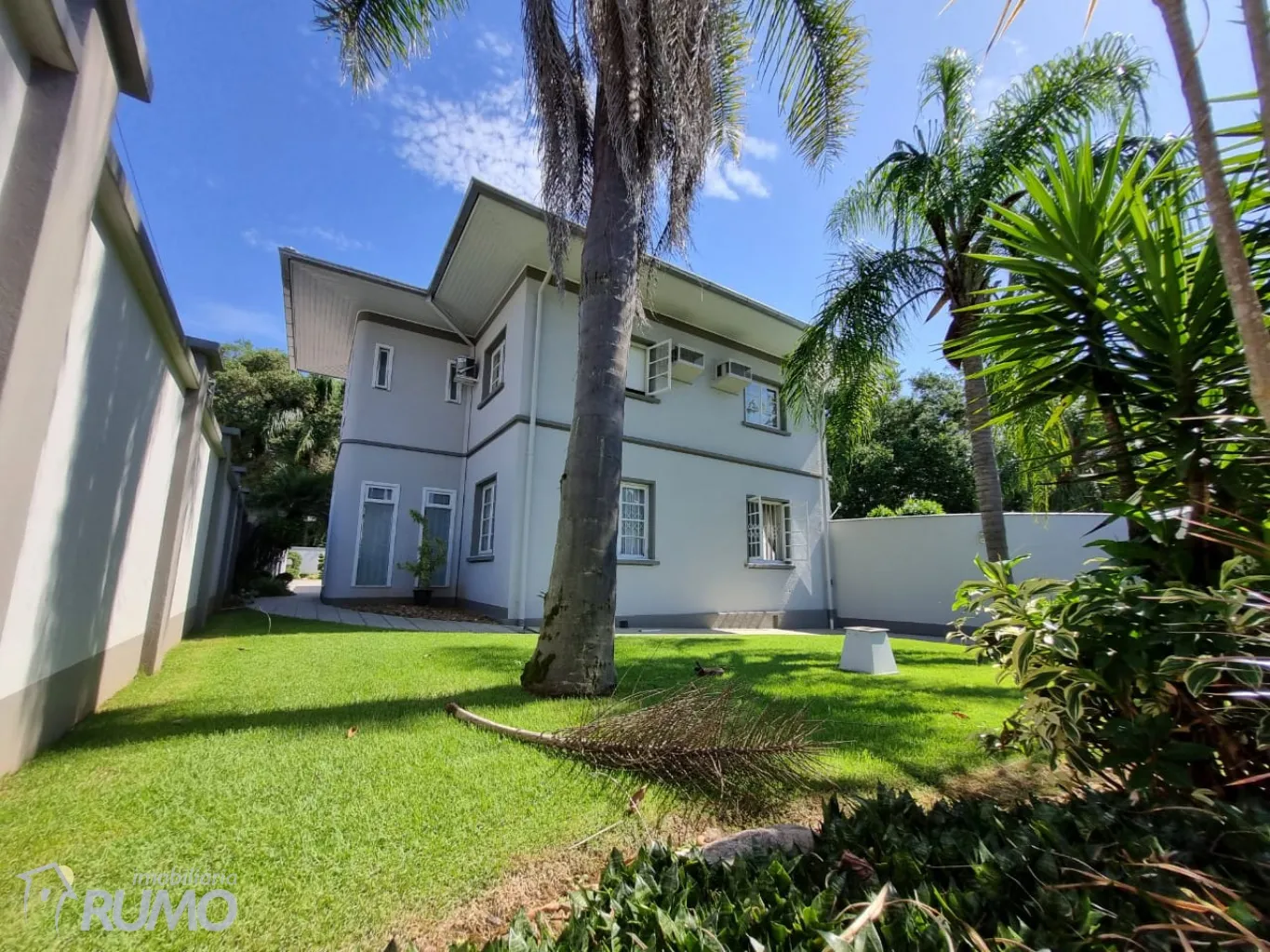 Magnifica casa de alto padrão, que pode ter a finalidade de residência ou um belo ponto comercial. — foto 3