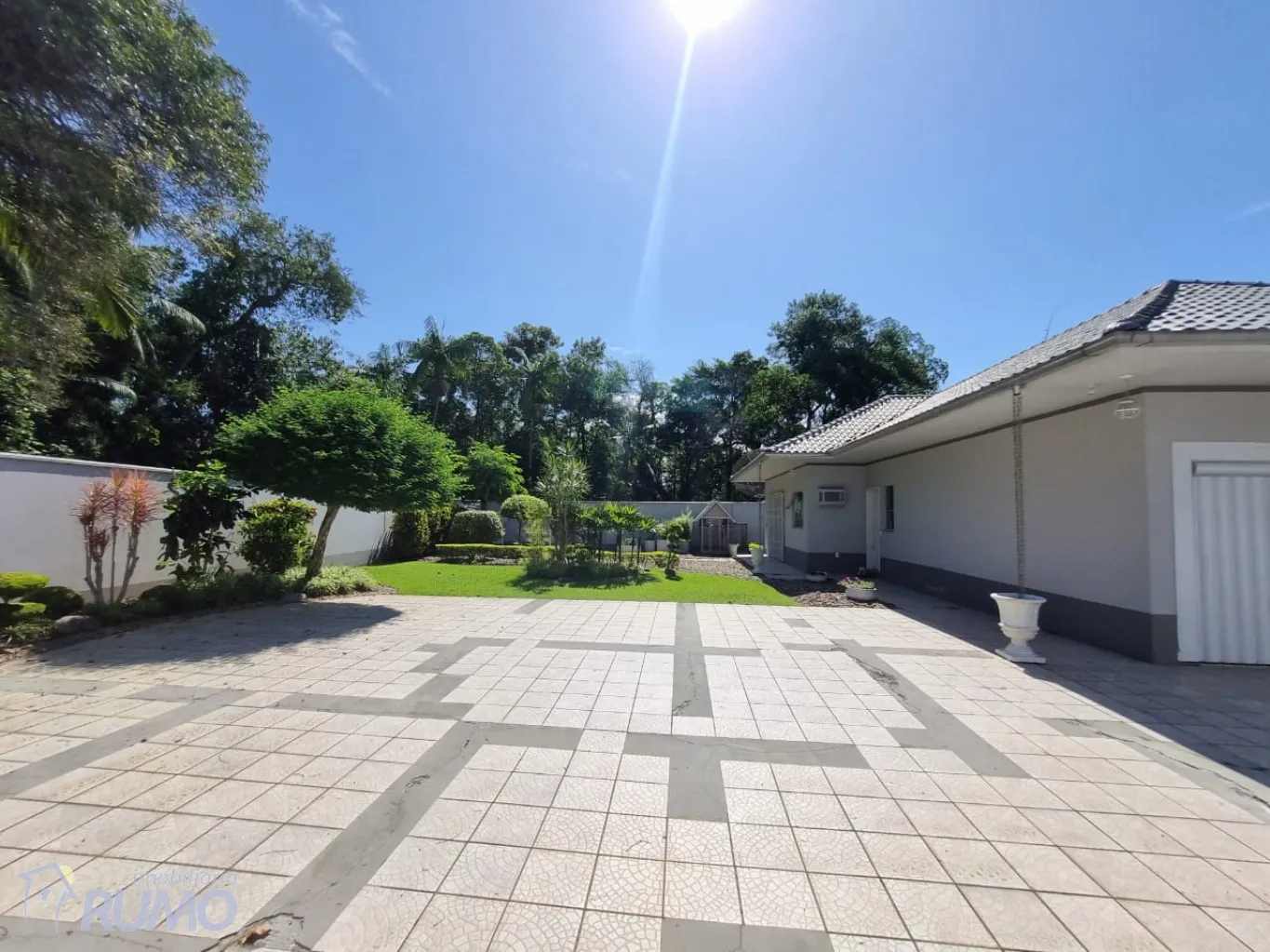 Magnifica casa de alto padrão, que pode ter a finalidade de residência ou um belo ponto comercial. — foto 7