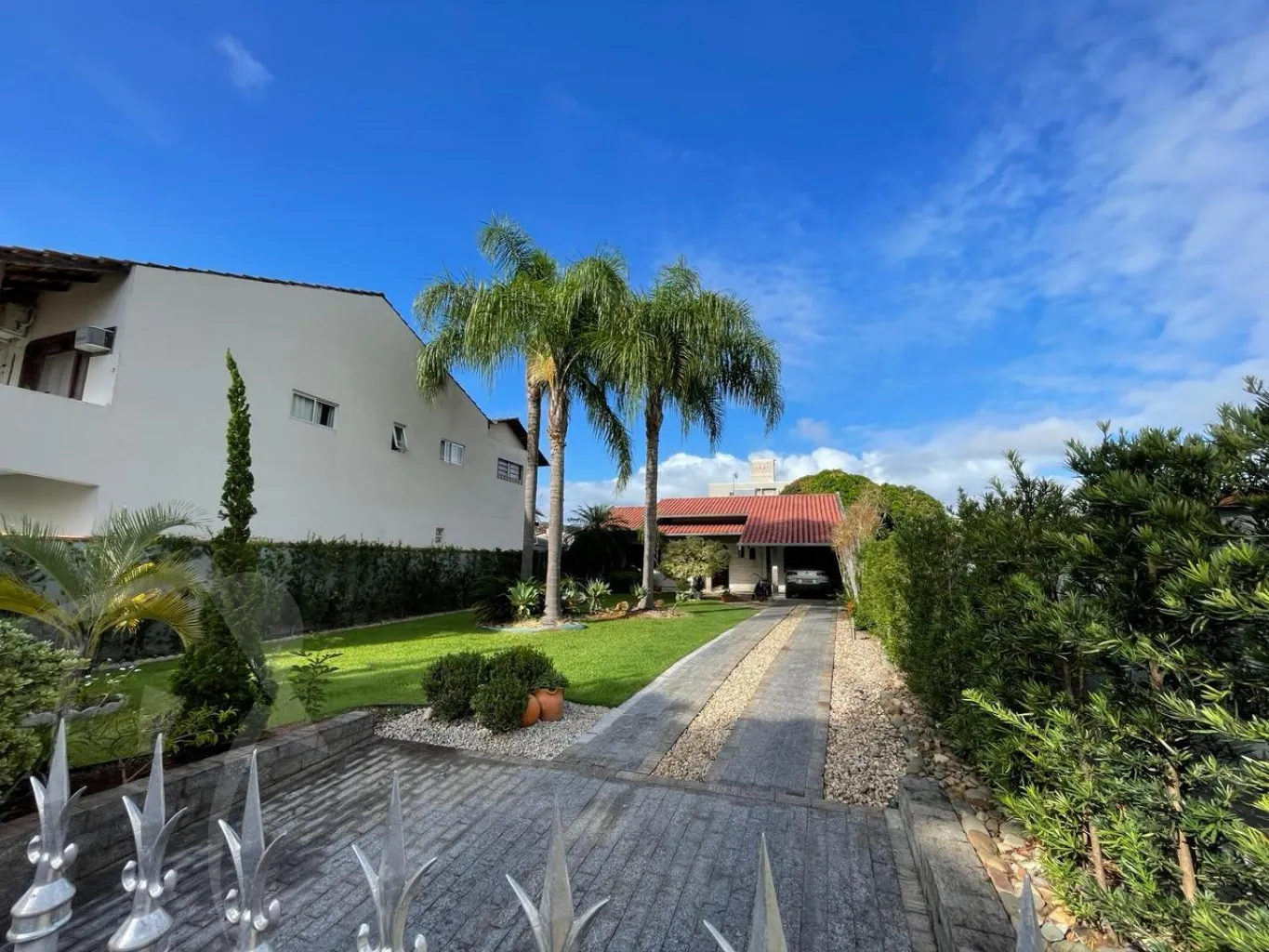 Casa no bairro Carijós com amplo espaço de terreno e muito bem localizada - foto 1