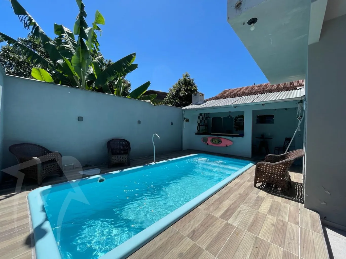 Casa 03 dormitórios sendo duas suítes com closet, duas áreas de festas e piscina - foto 1