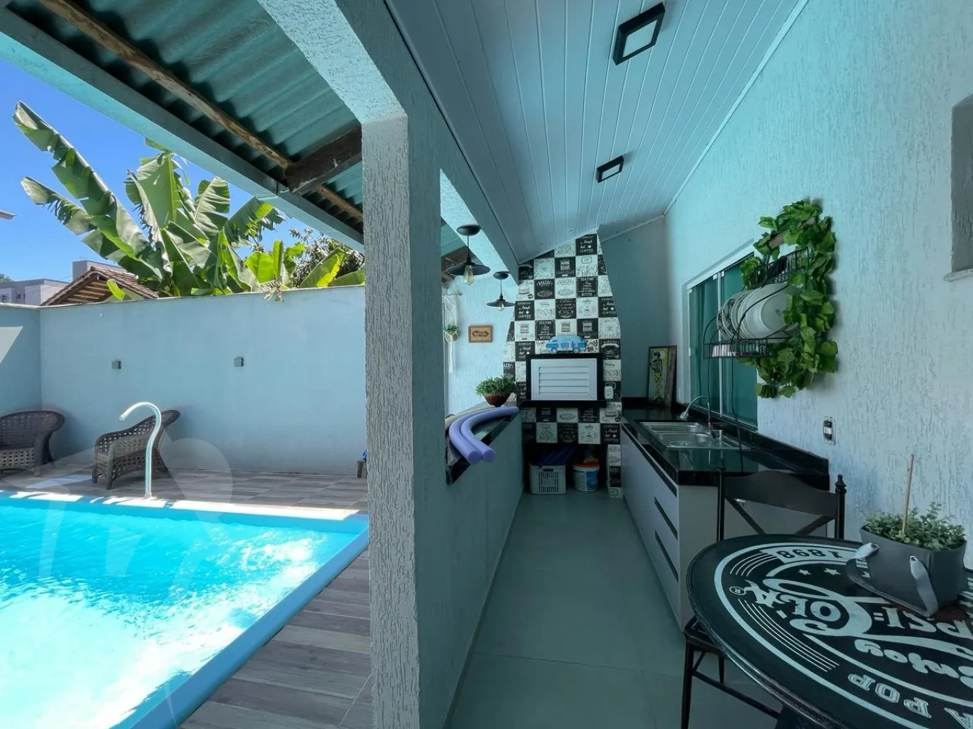Casa 03 dormitórios sendo duas suítes com closet, duas áreas de festas e piscina — foto 2