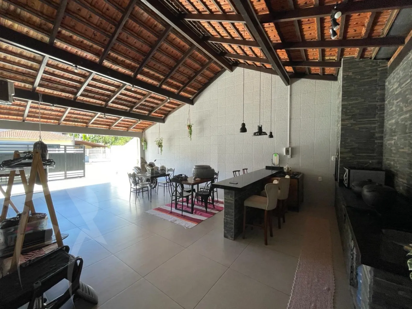 Casa 03 dormitórios sendo duas suítes com closet, duas áreas de festas e piscina — foto 7