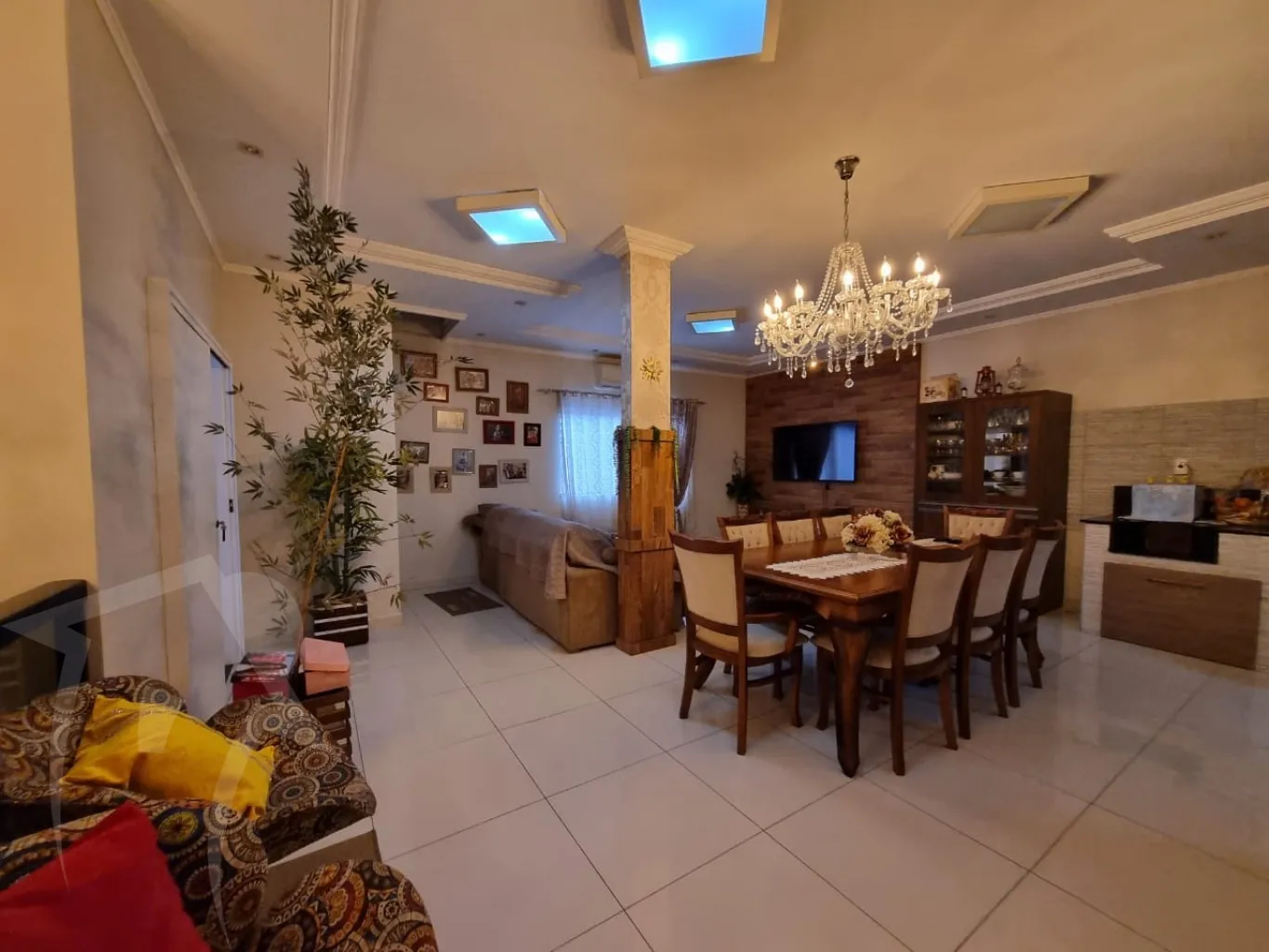 Linda casa área de festas piscina com duas ampla salas comerciais — foto 2