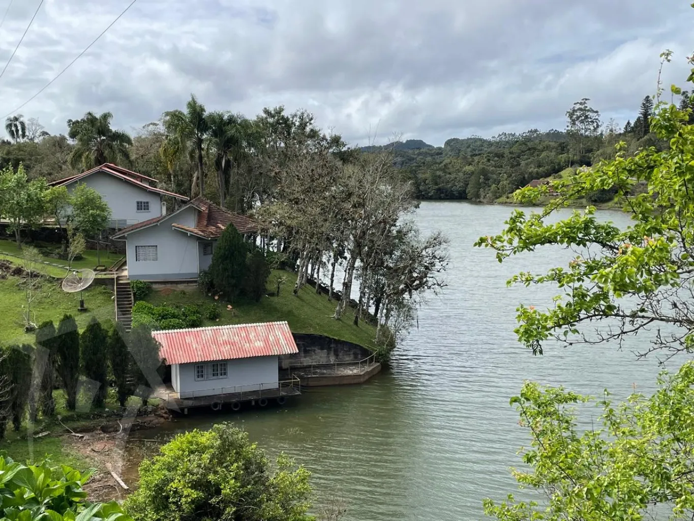 Lindo sitio em Alto Cedros de Frente para Barragem do Pinhal, com duas casas no terreno e casa de barco. - foto 1
