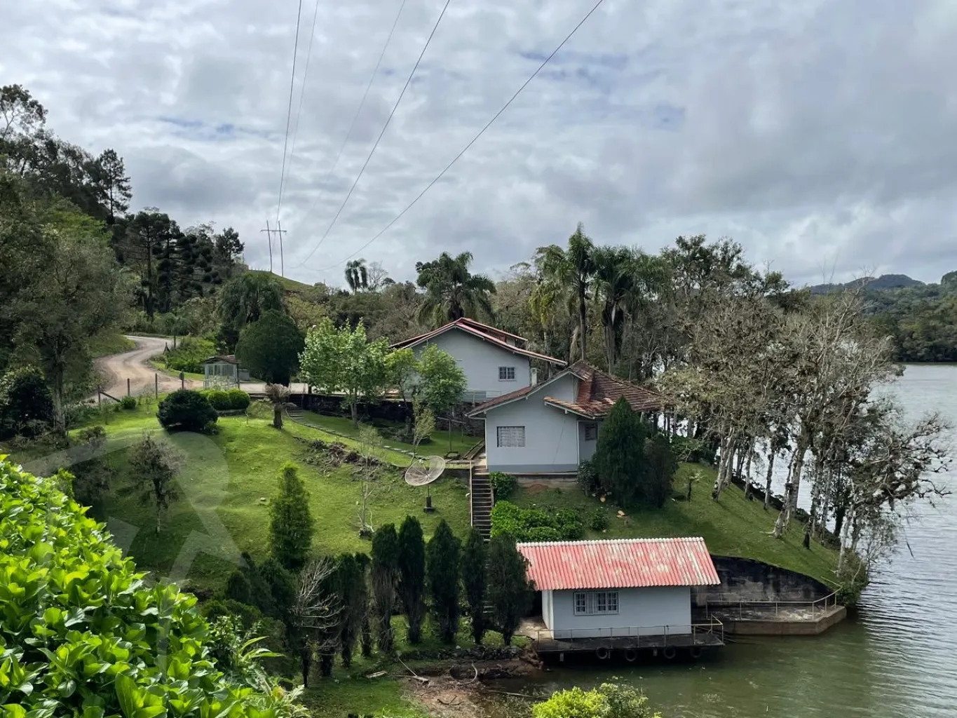 Lindo sitio em Alto Cedros de Frente para Barragem do Pinhal, com duas casas no terreno e casa de barco. — foto 4